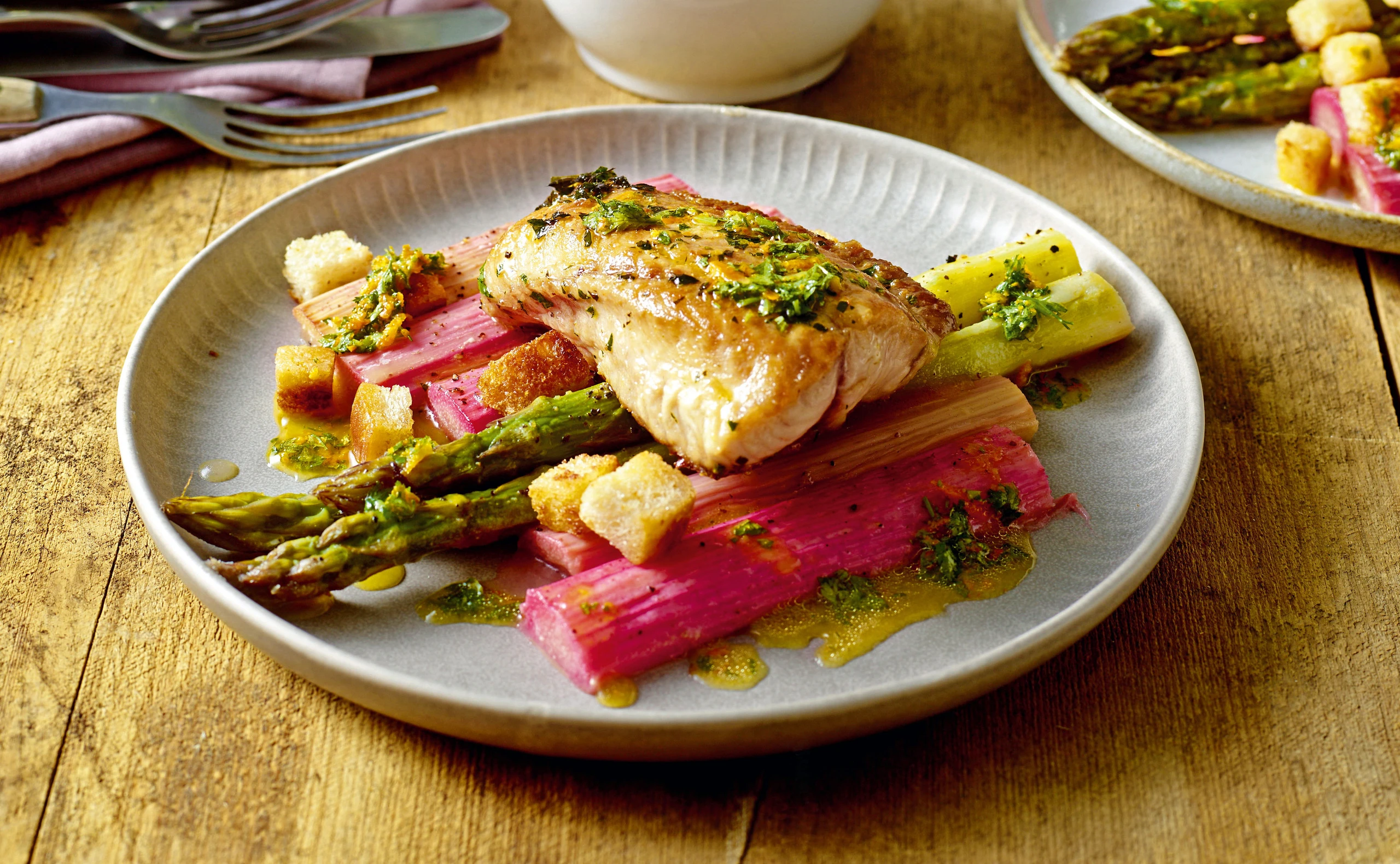 Rhabarber-Spargelsalat mit Welsfilet und Croûtons