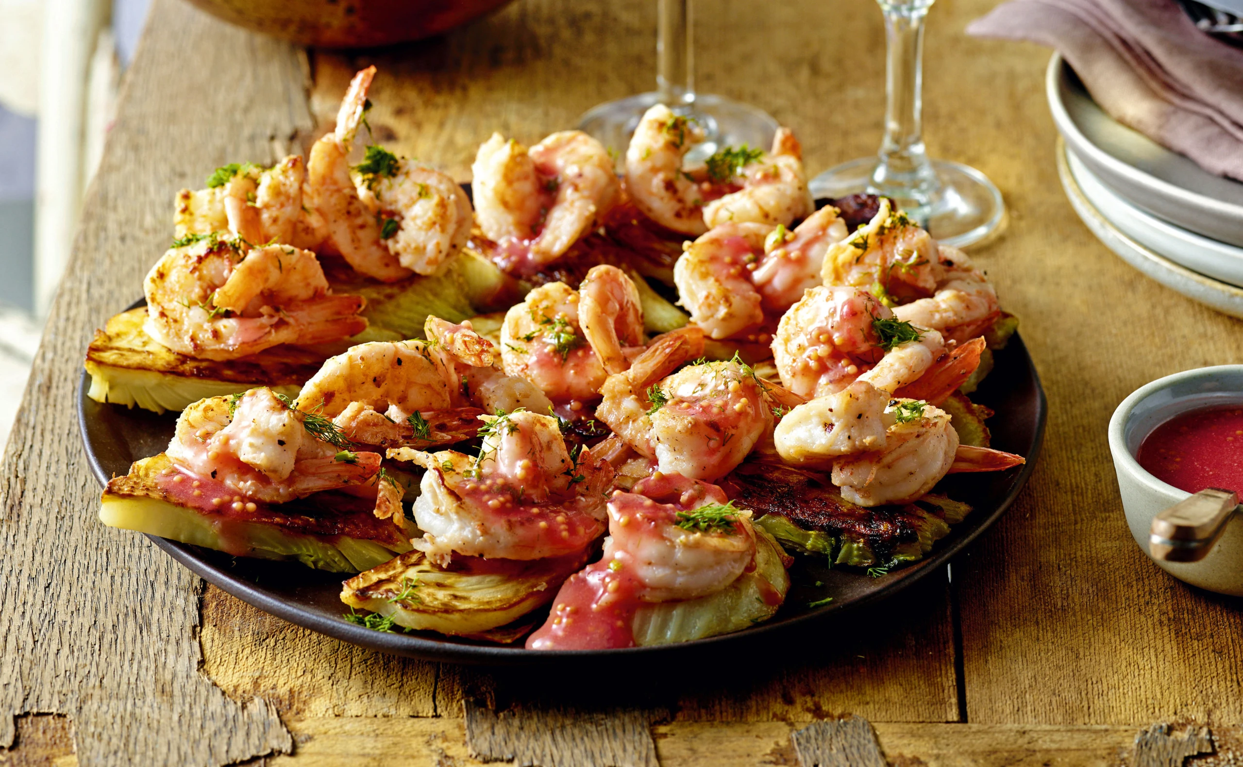 Blaue Garnelen mit Rhabarberfond, Fenchel und Süßkartoffelsalat