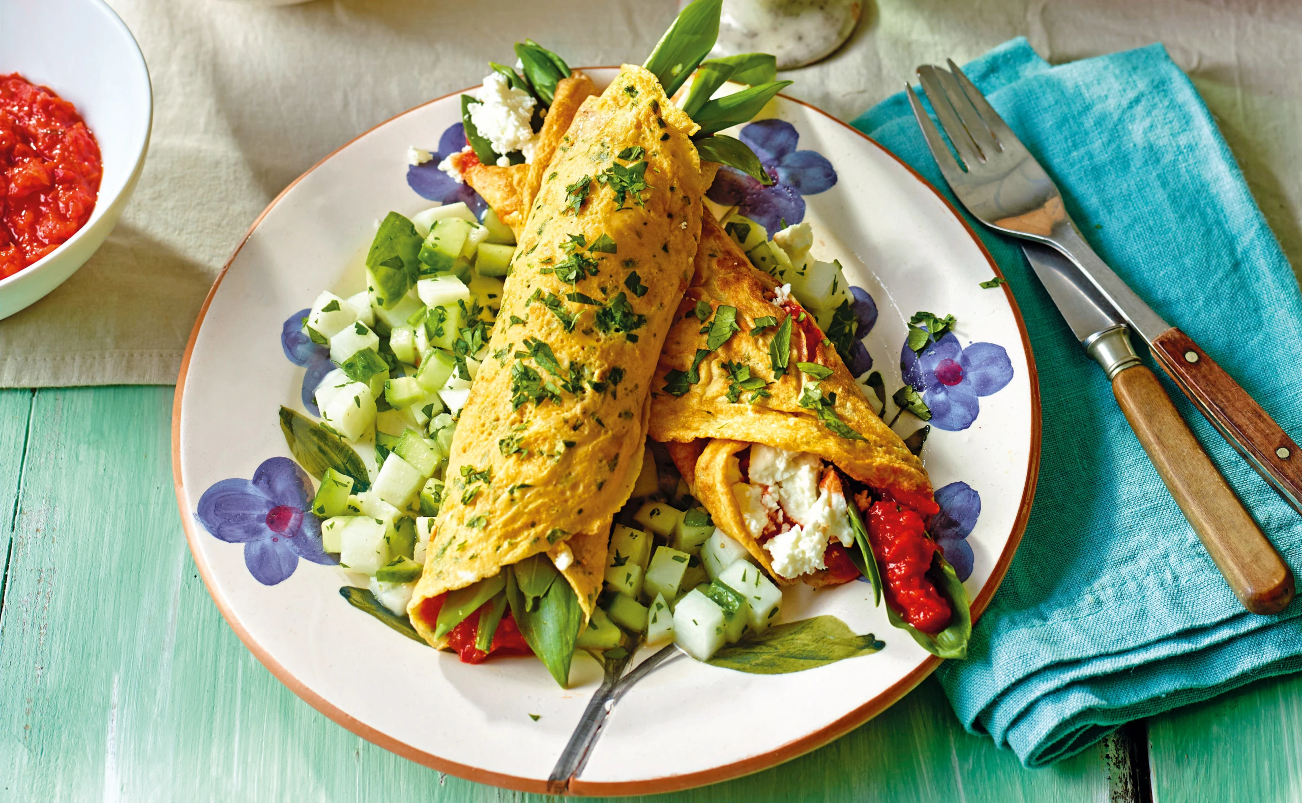 Eierröllchen mit Ajvar, Bärlauch, Feta und Rettich-Gurkensalat