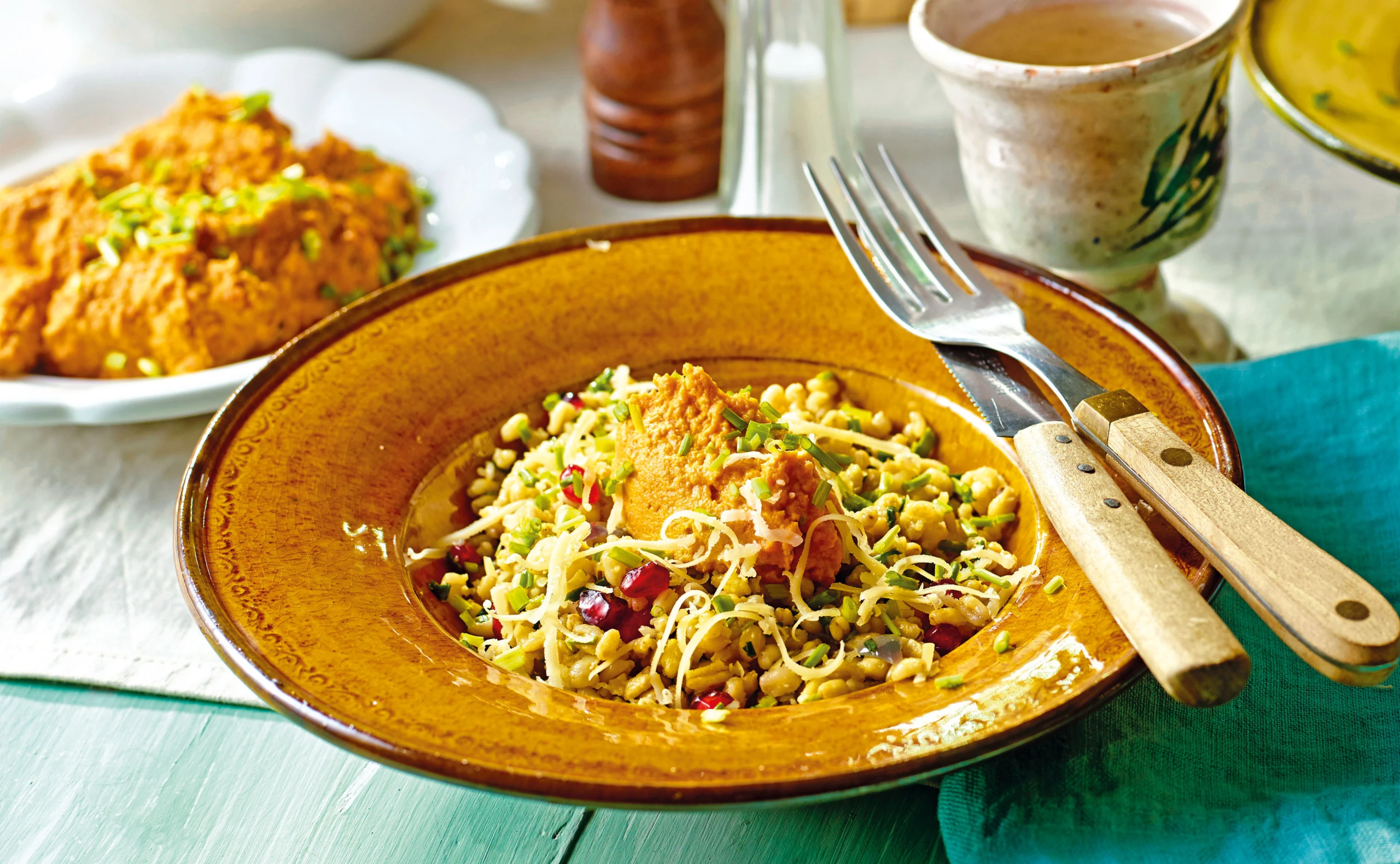 Karotten-Baba-Ganoush mit Perlweizen, Kresse und Granatapfelkernen