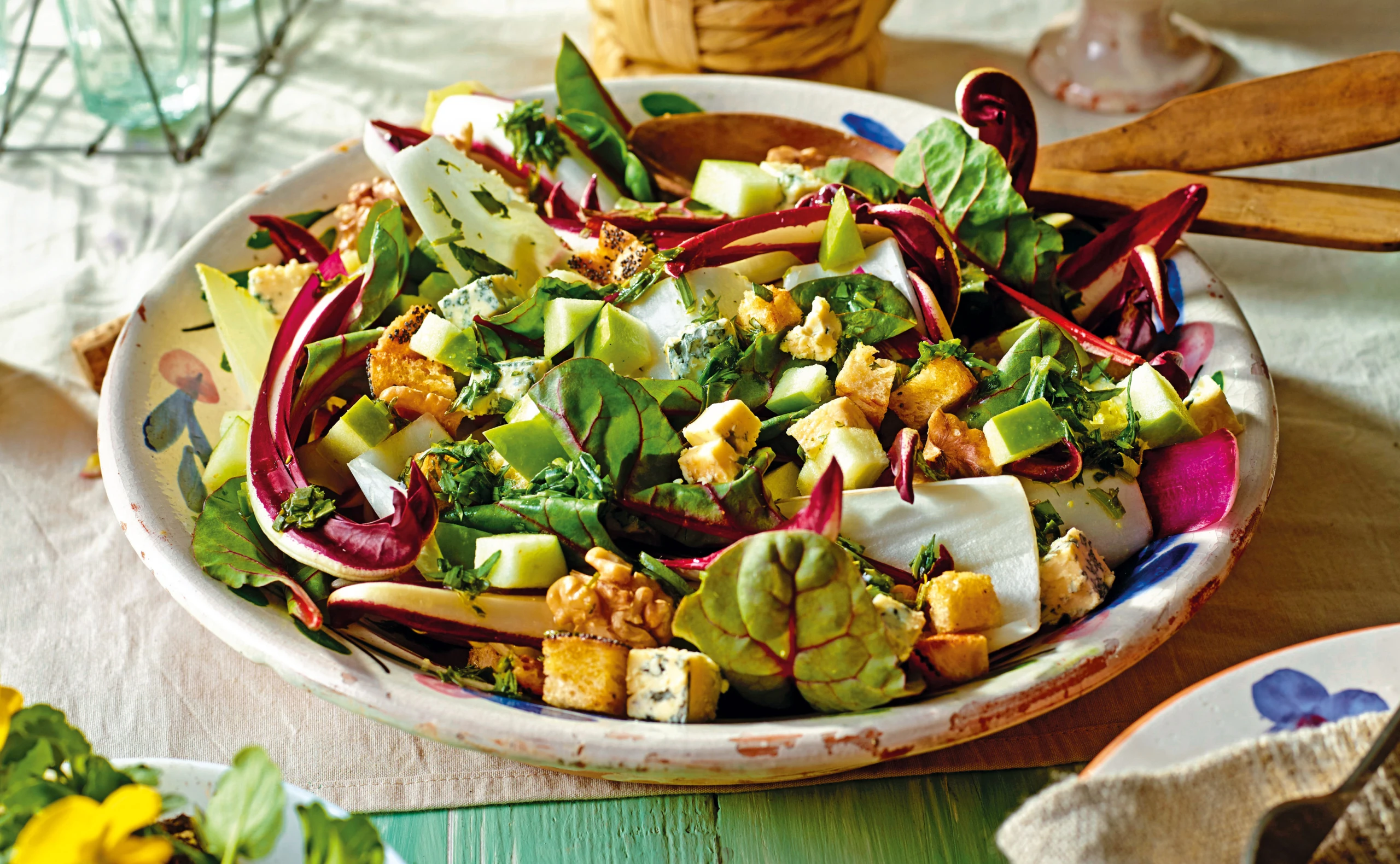 Chicorée-Radicchiosalat mit Nüssen, Käse und Croûtons