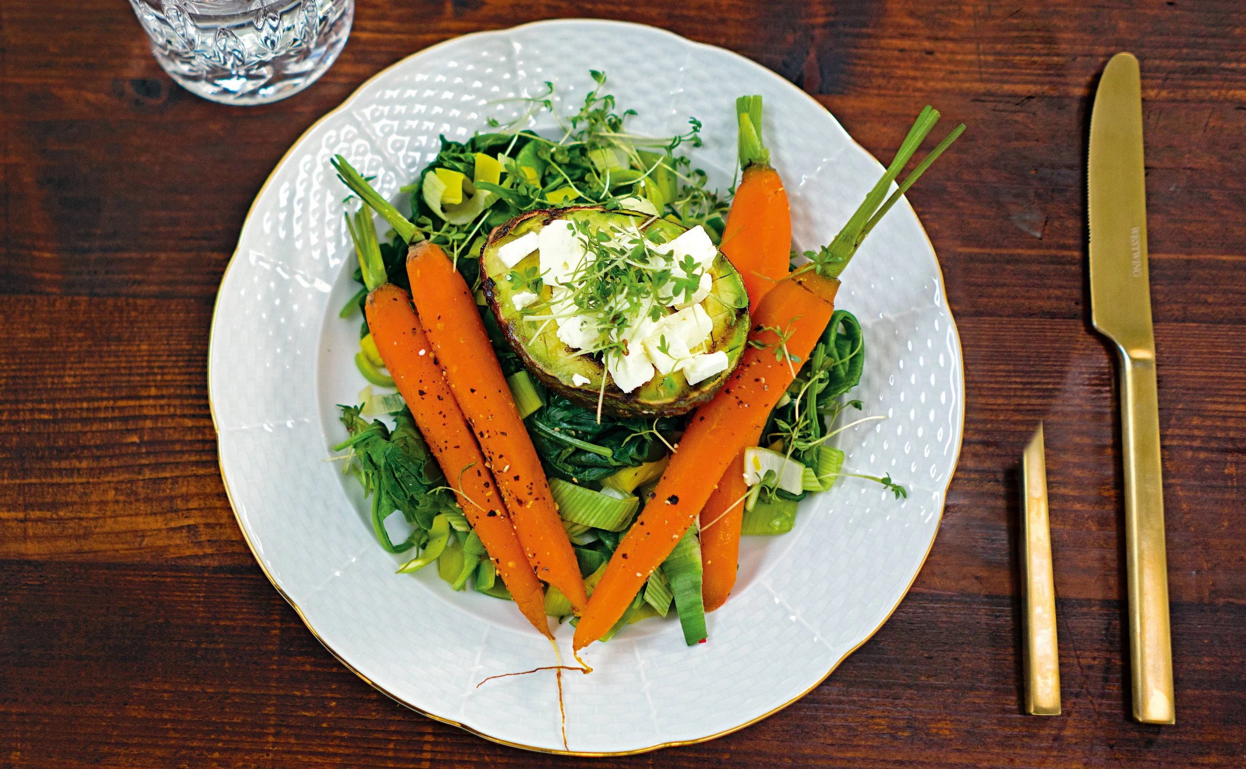 Gegrillte Avocado mit Jungkarotten und Babyspinat