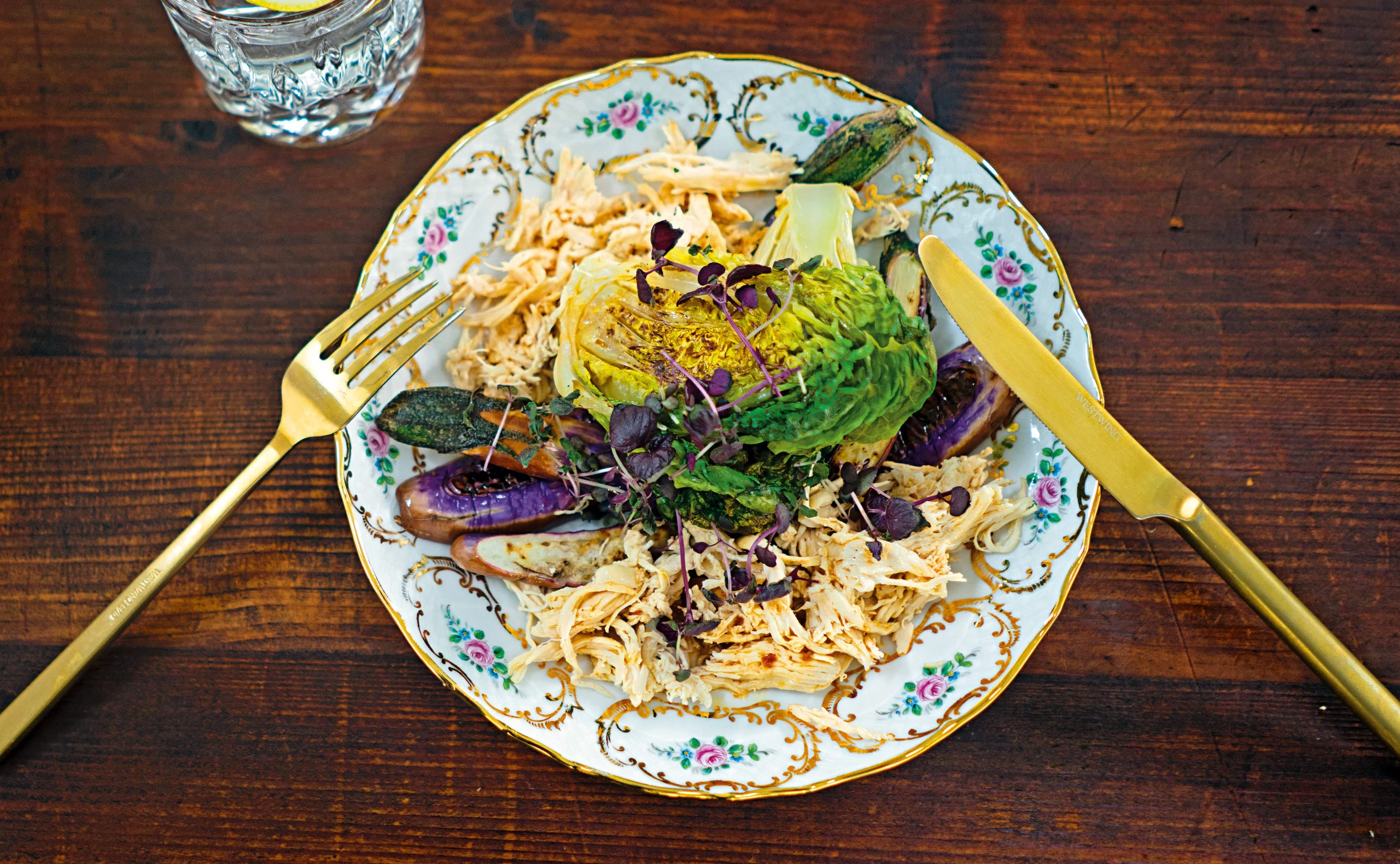 Pulled Chicken mit Melanzani und Salatherzen