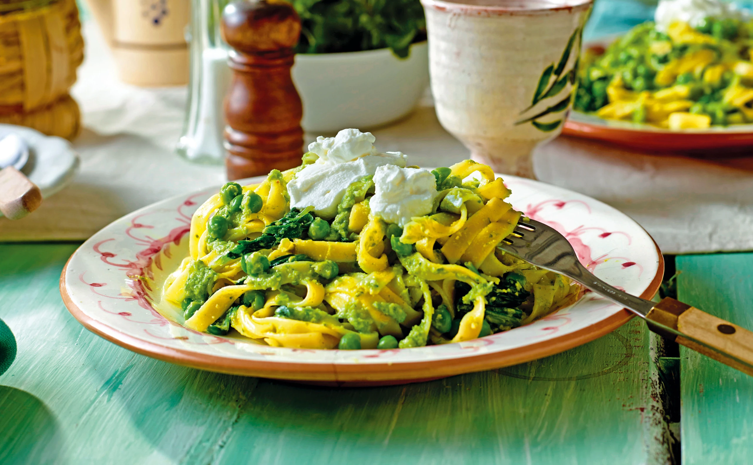 Tagliatelle mit Jungzwiebelpesto, Erbsen, Spinat und Frischkäse