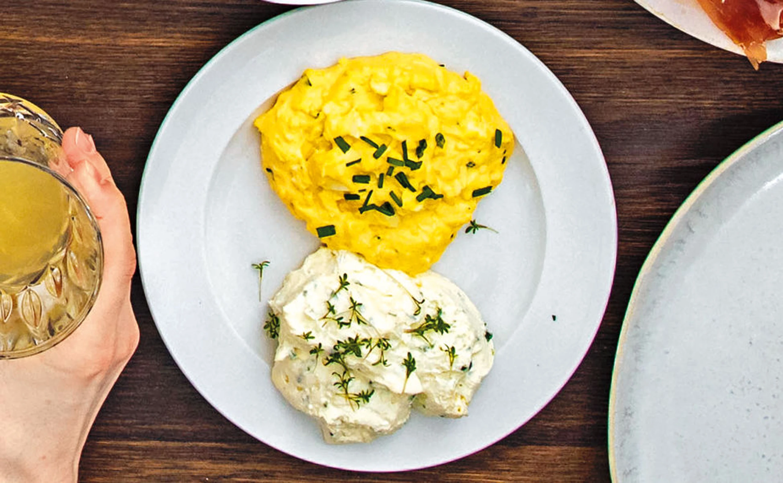 Topfen-Aufstrich-Variation mit Kräutern und Ei