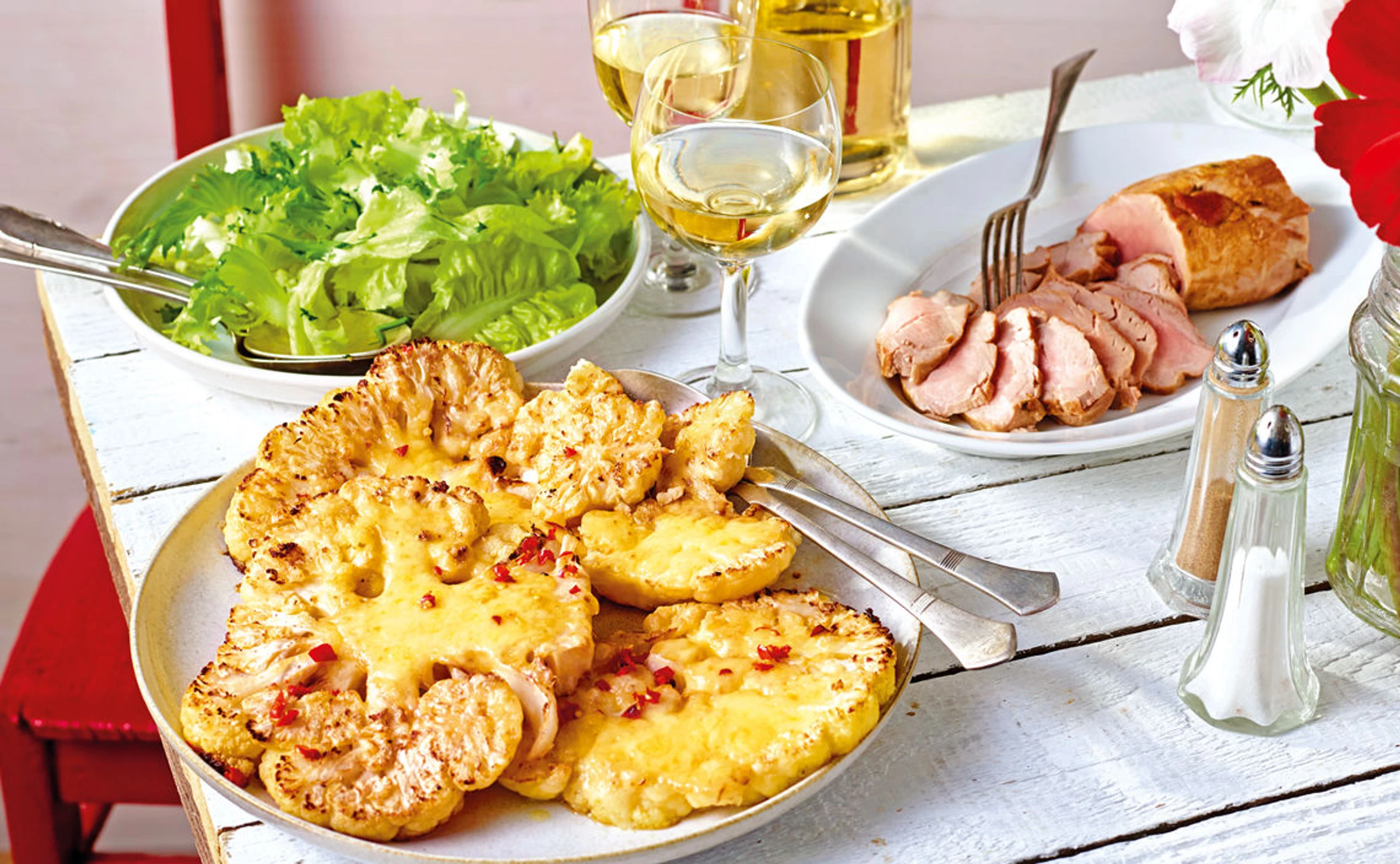 Karfiol mit Käse, Schweinsfilet und Pflücksalat