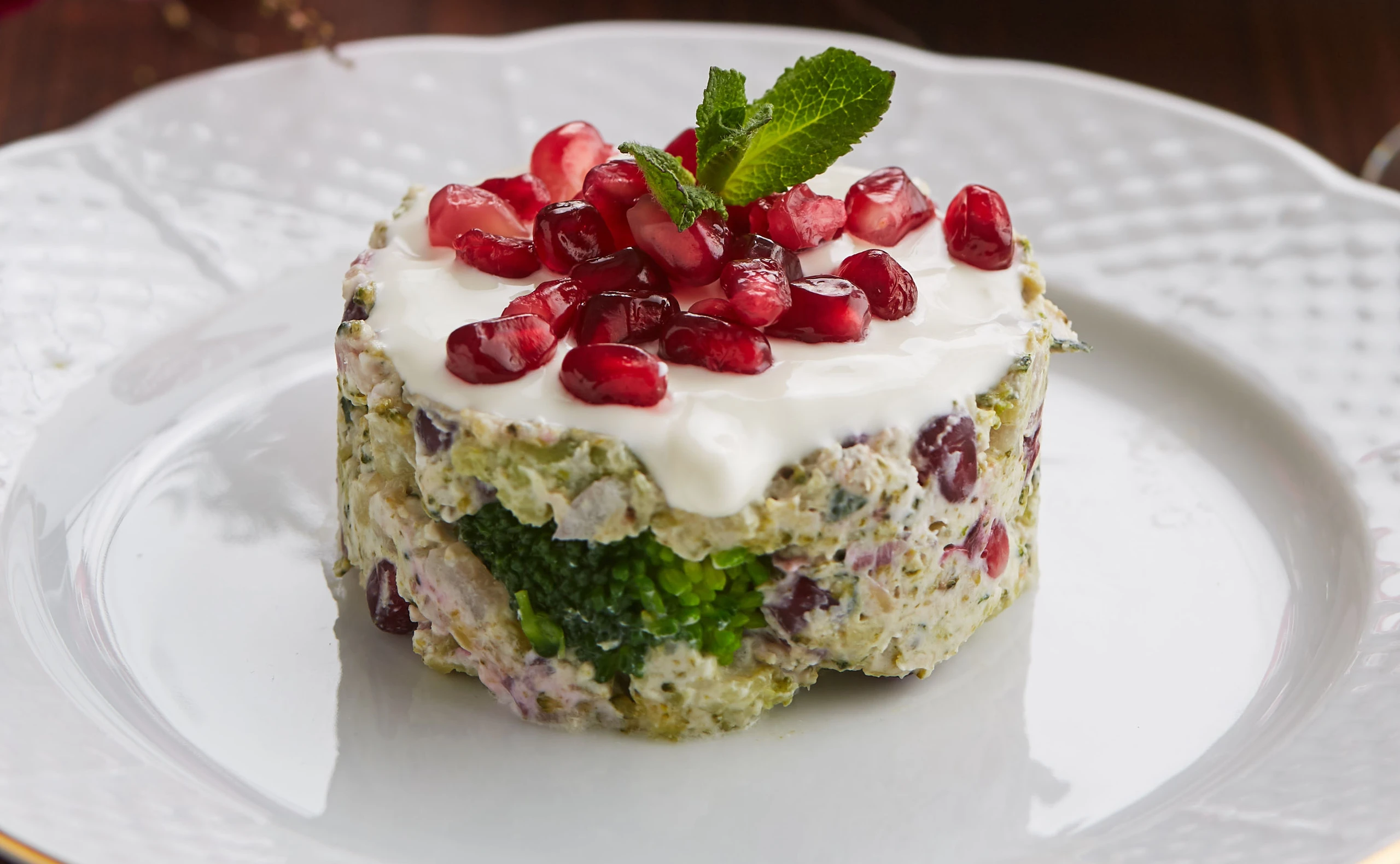 Brokkolitatar mit Ziegenkäse und Granatapfel