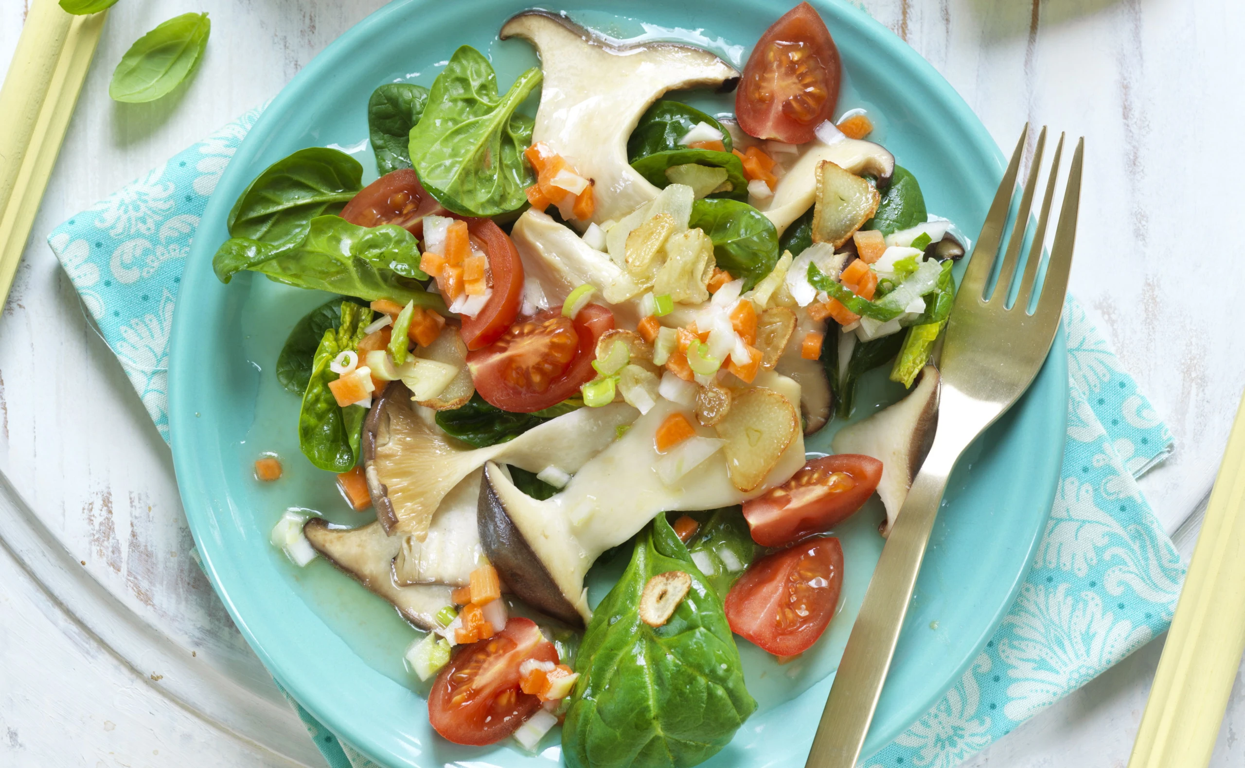 Spinat-Pilz-Salat mit Salsa