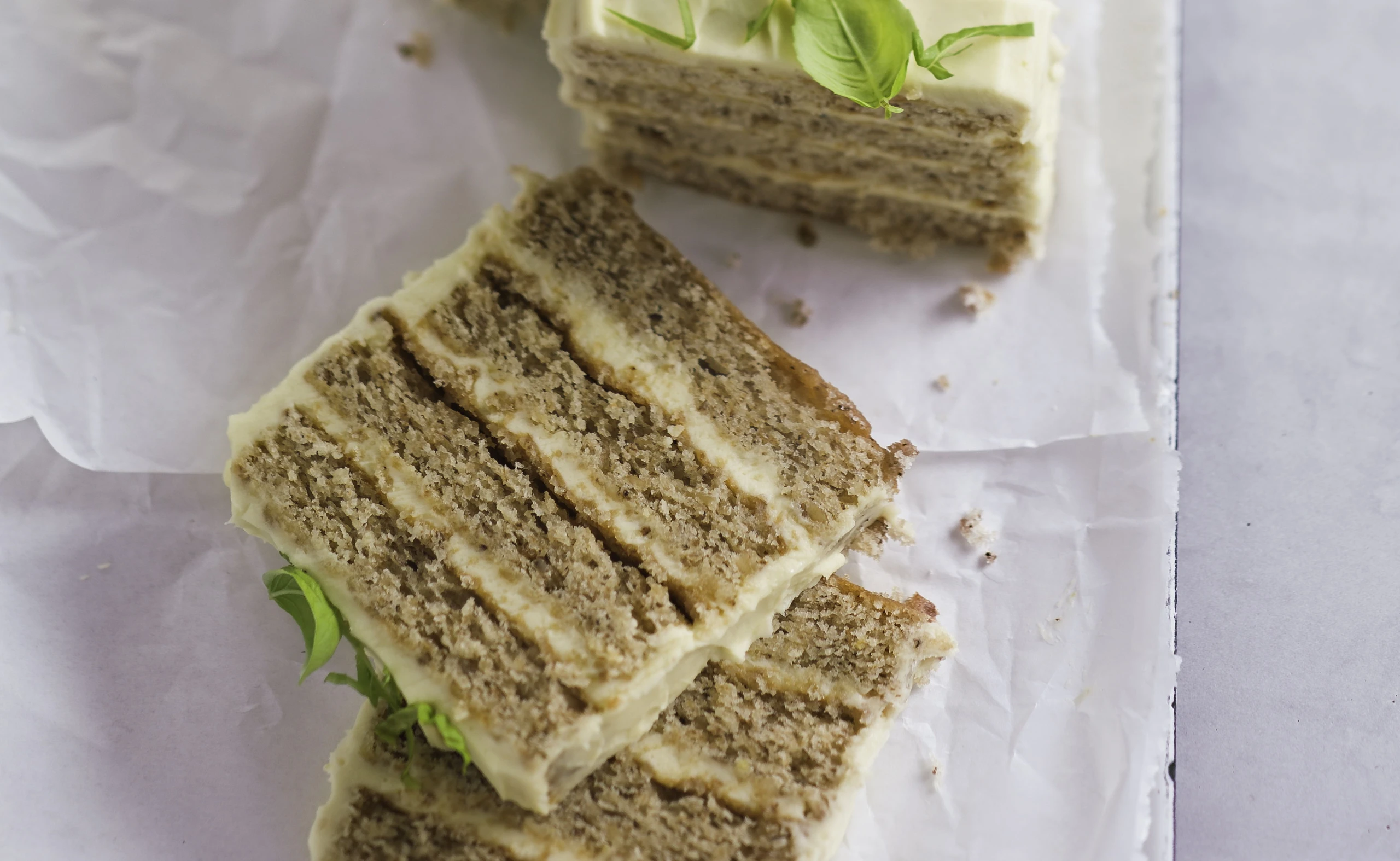 Nuss-Basilikum-Schnitte