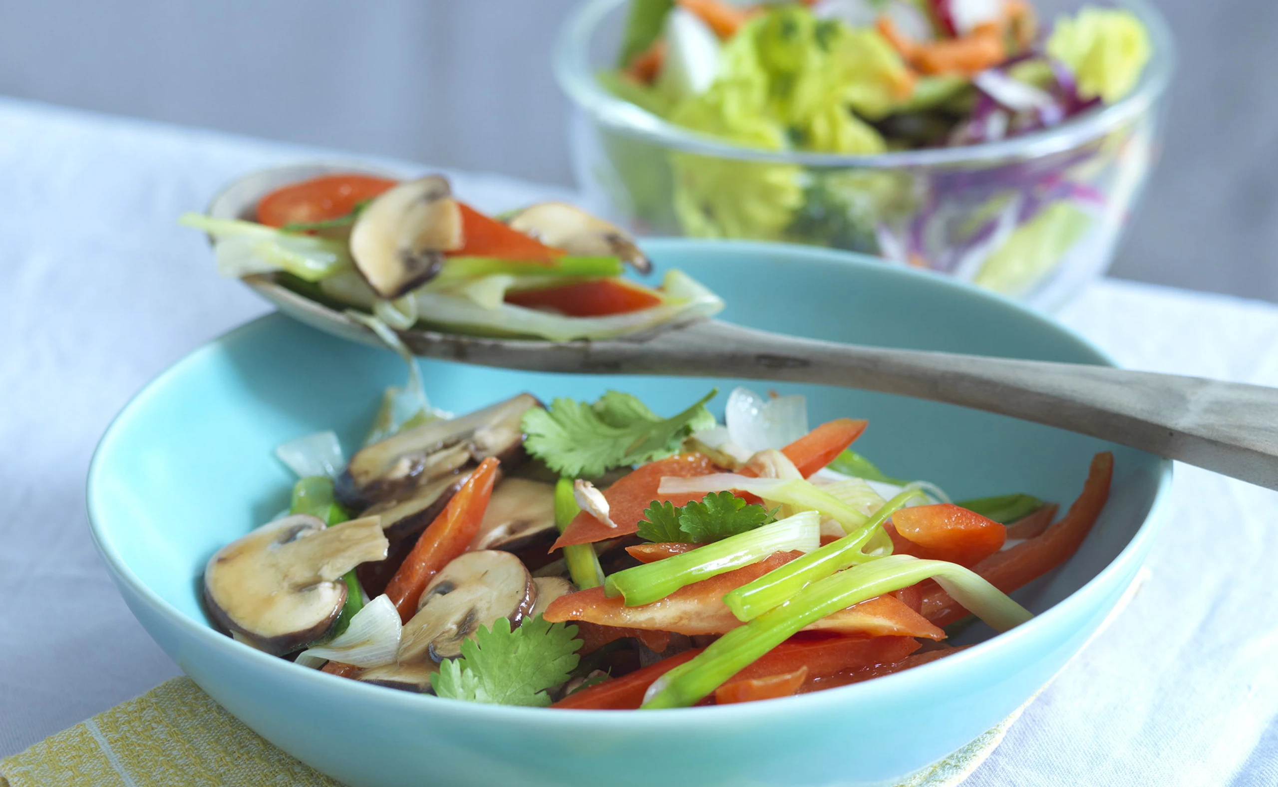 Paprika-Pilz-Wok mit Kurkuma-Erdäpfeln und Salat mit Petersildressing