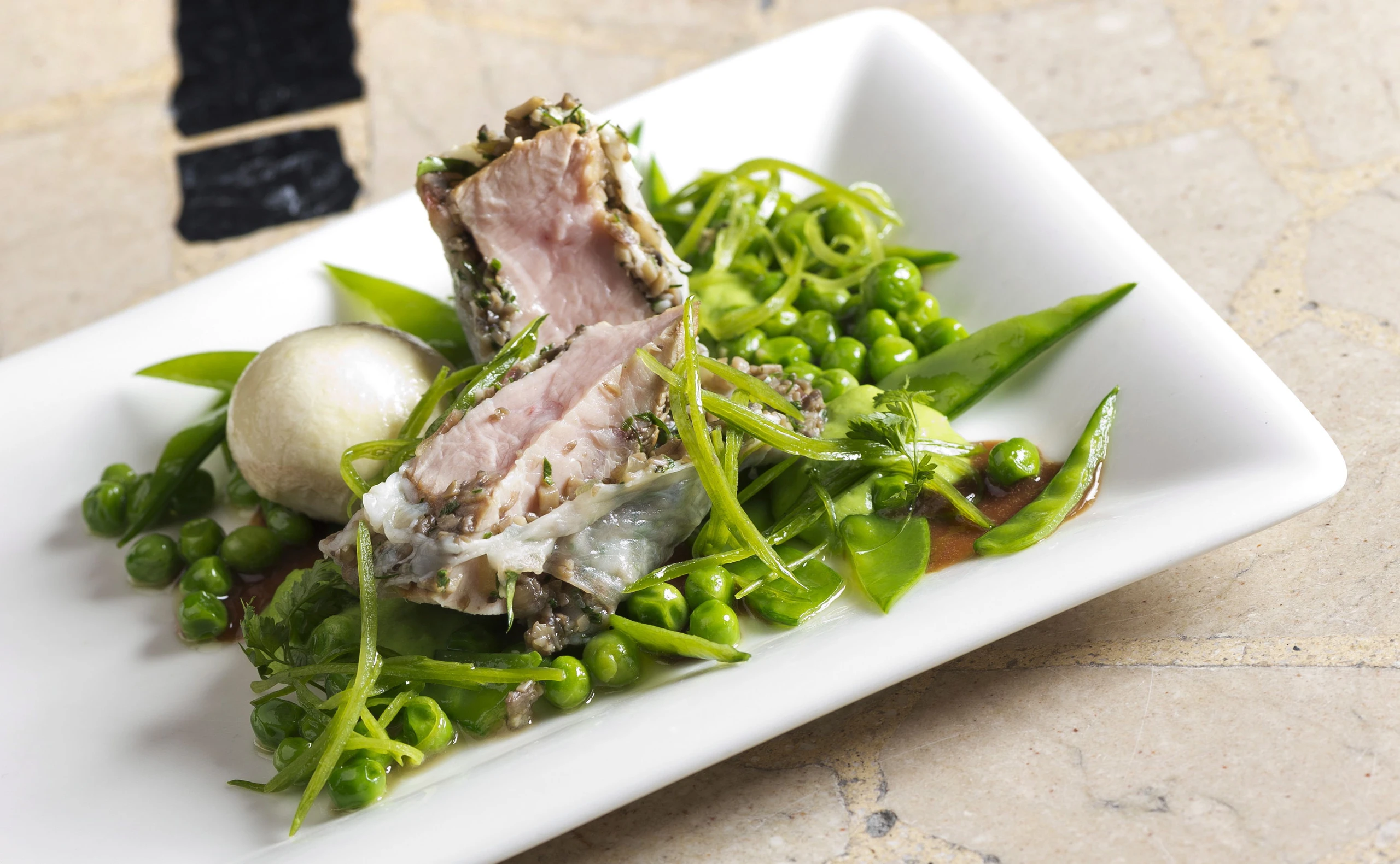 Kalbsroulade mit Champignonfülle und Erbsenpüree