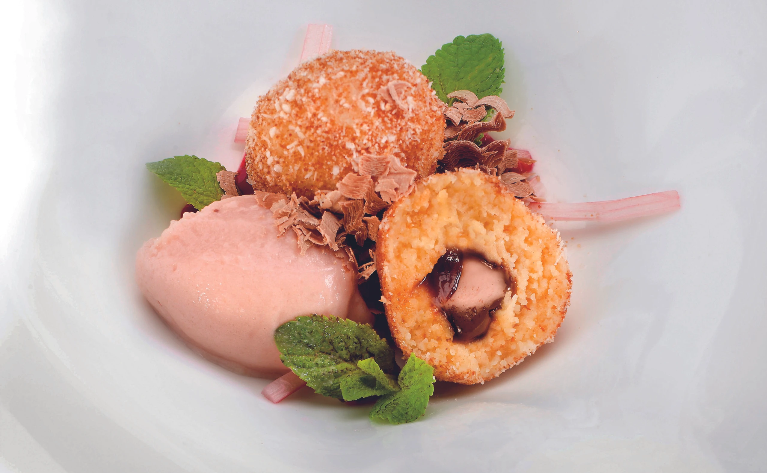 Grieß-Nougatknödel mit Rhabarbermousse