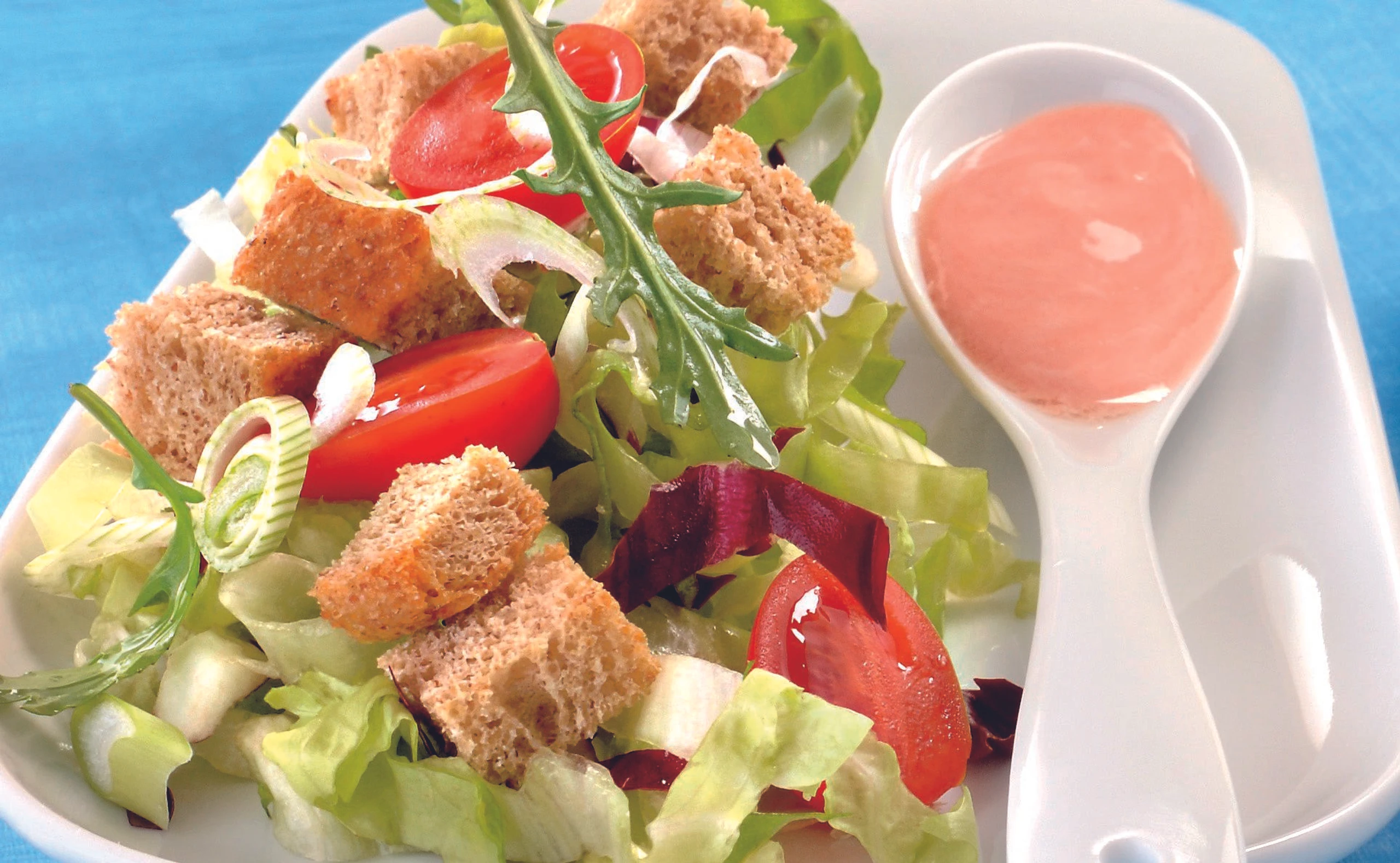 Salat mit Croûtons und cremigem Paradeisdressing