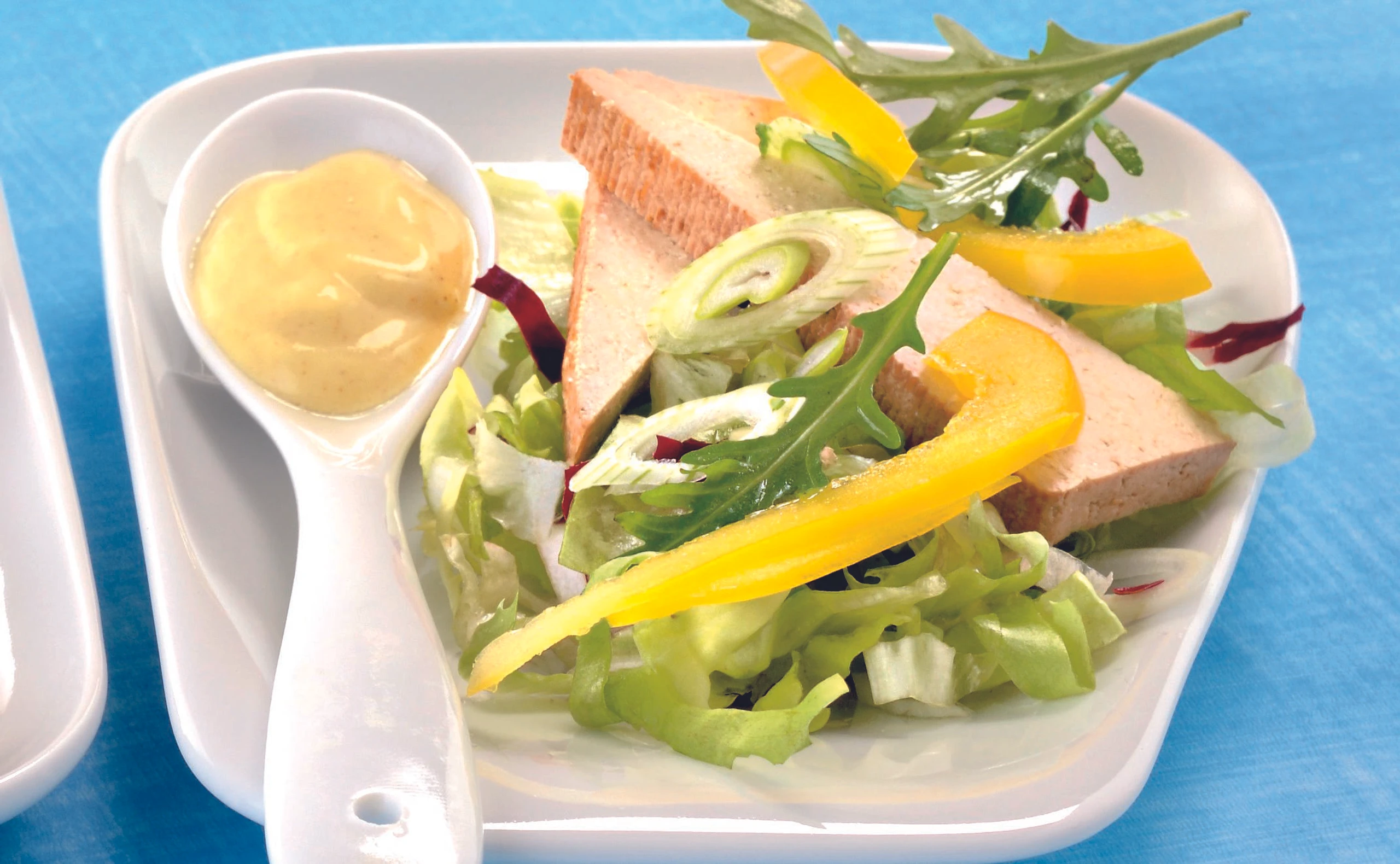 Salat mit Räuchertofu und cremigem Dijon-Dressing