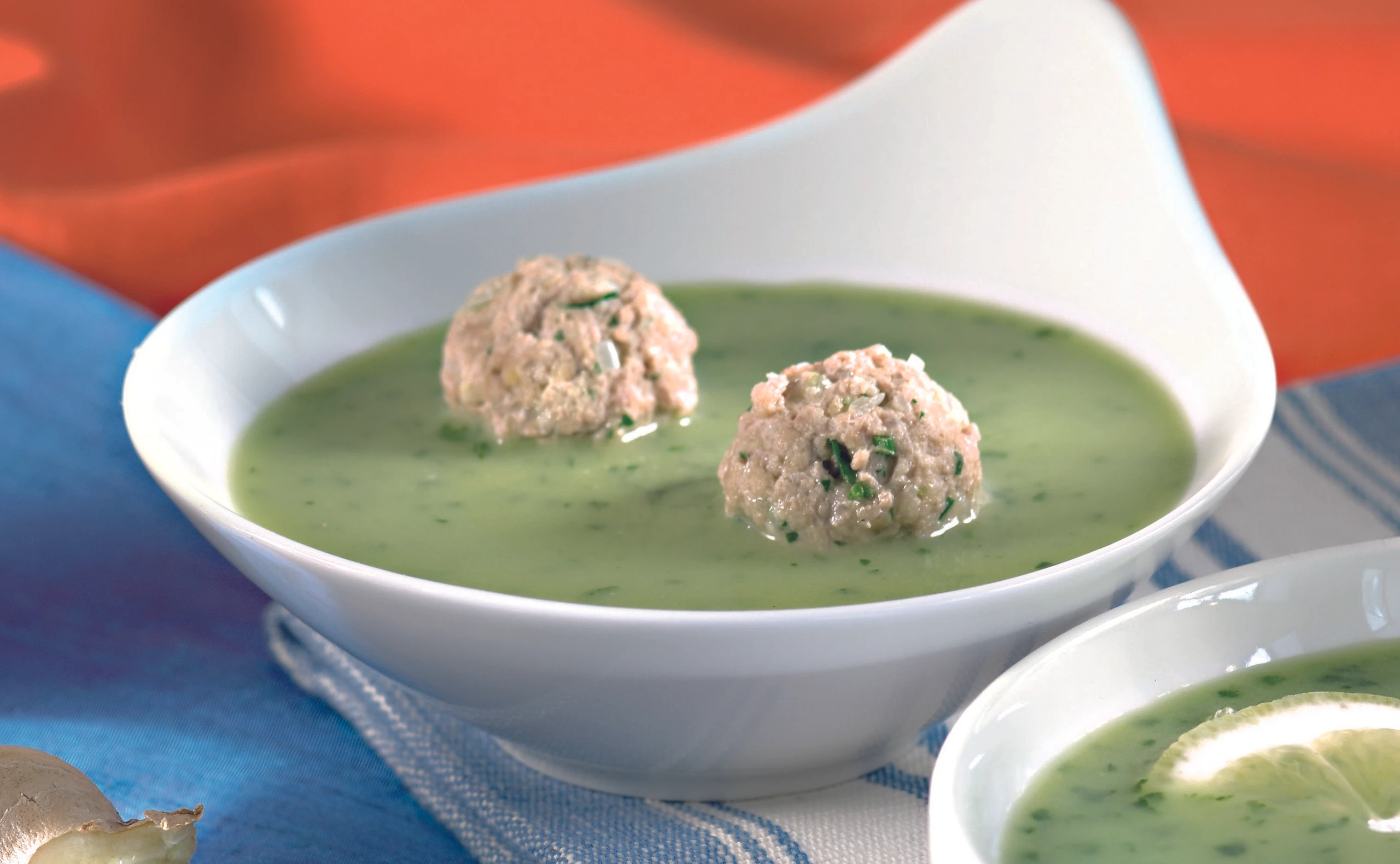 Petersilsuppe mit Kalbfleischbällchen