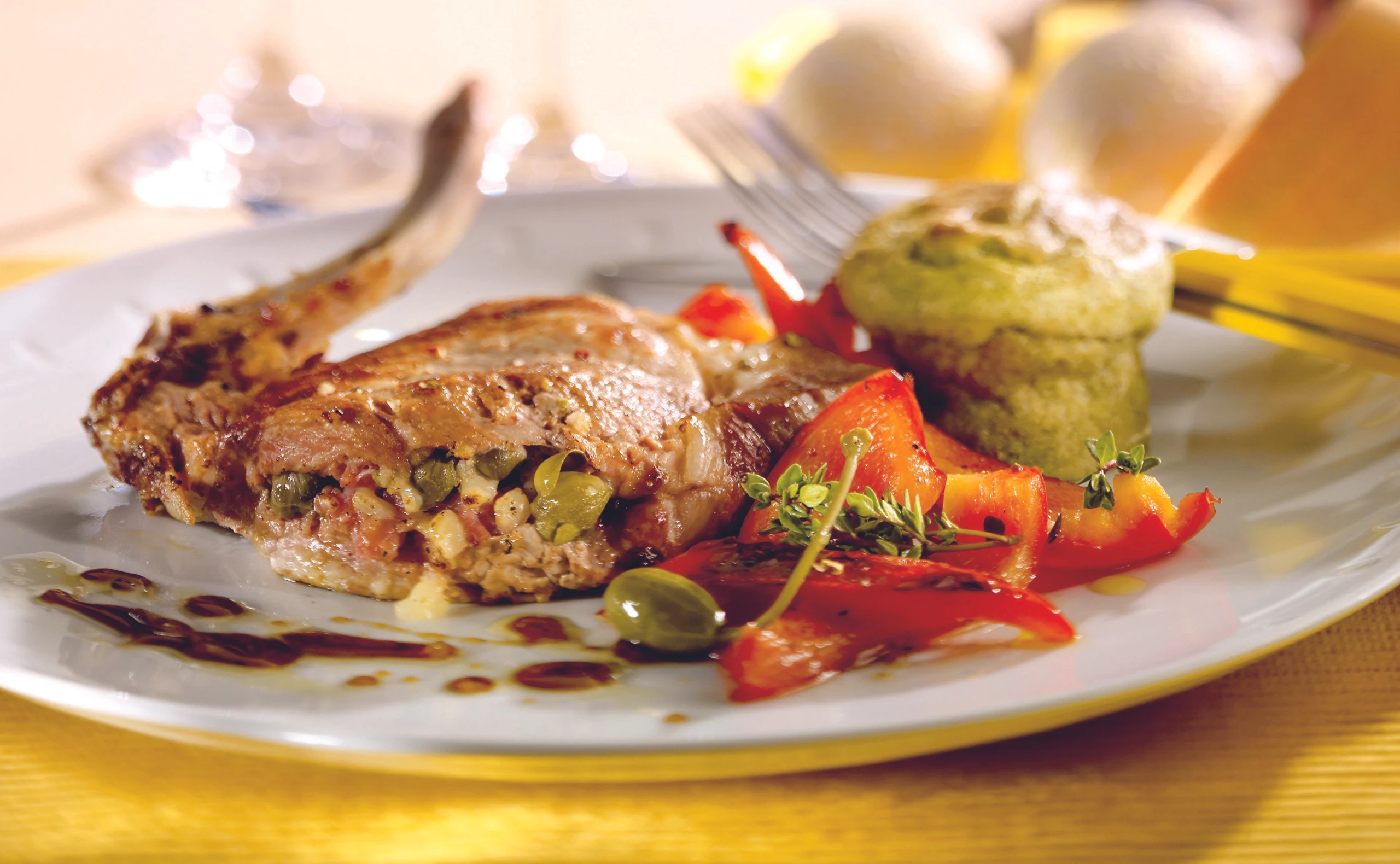 Mediterran gefüllte Koteletts mit Brokkoli-Auflauf