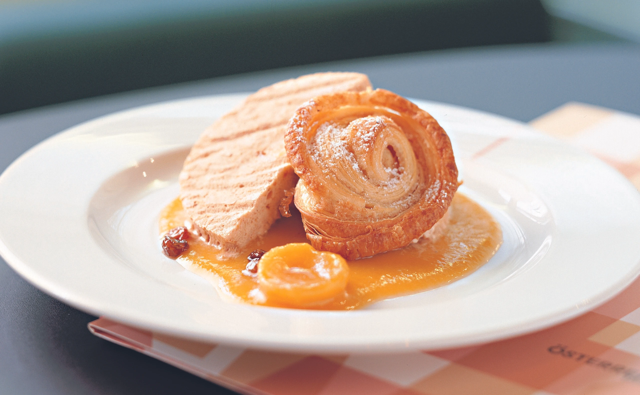 Geeiste Zimtschnecke mit eingelegten Marillen