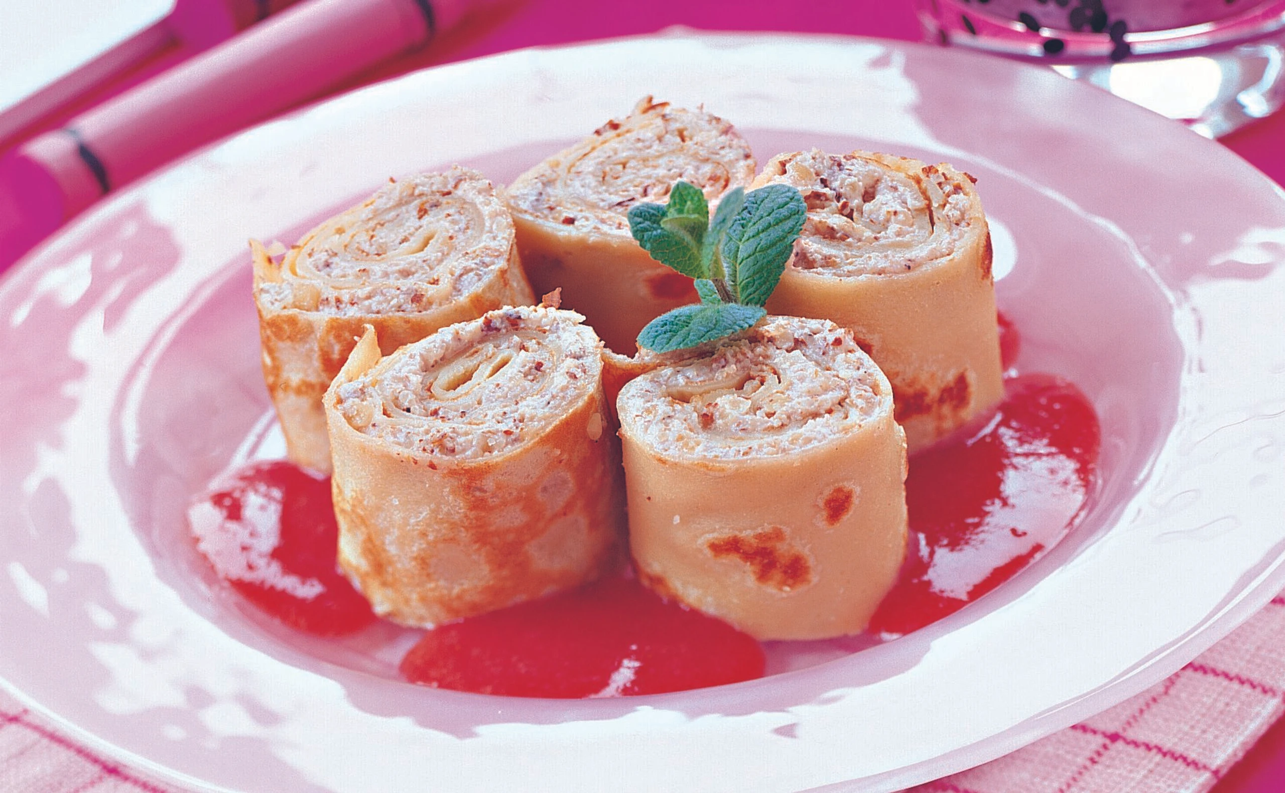 Crêpesröllchen mit Nüssen