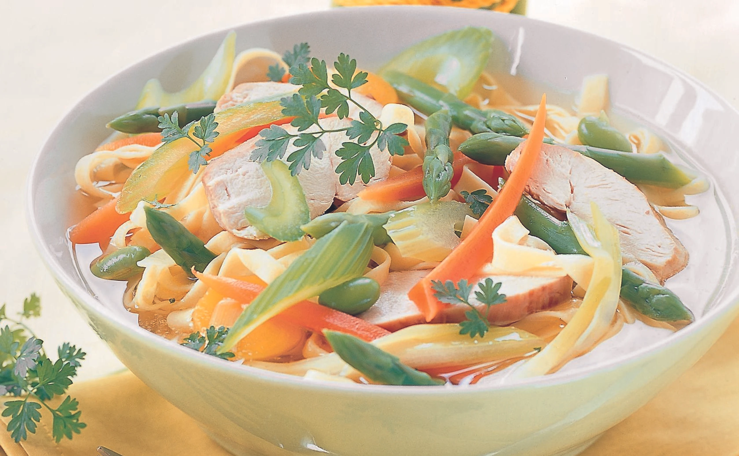 Nudeltopf mit Hühnerfilet, Gemüse und Kerbel