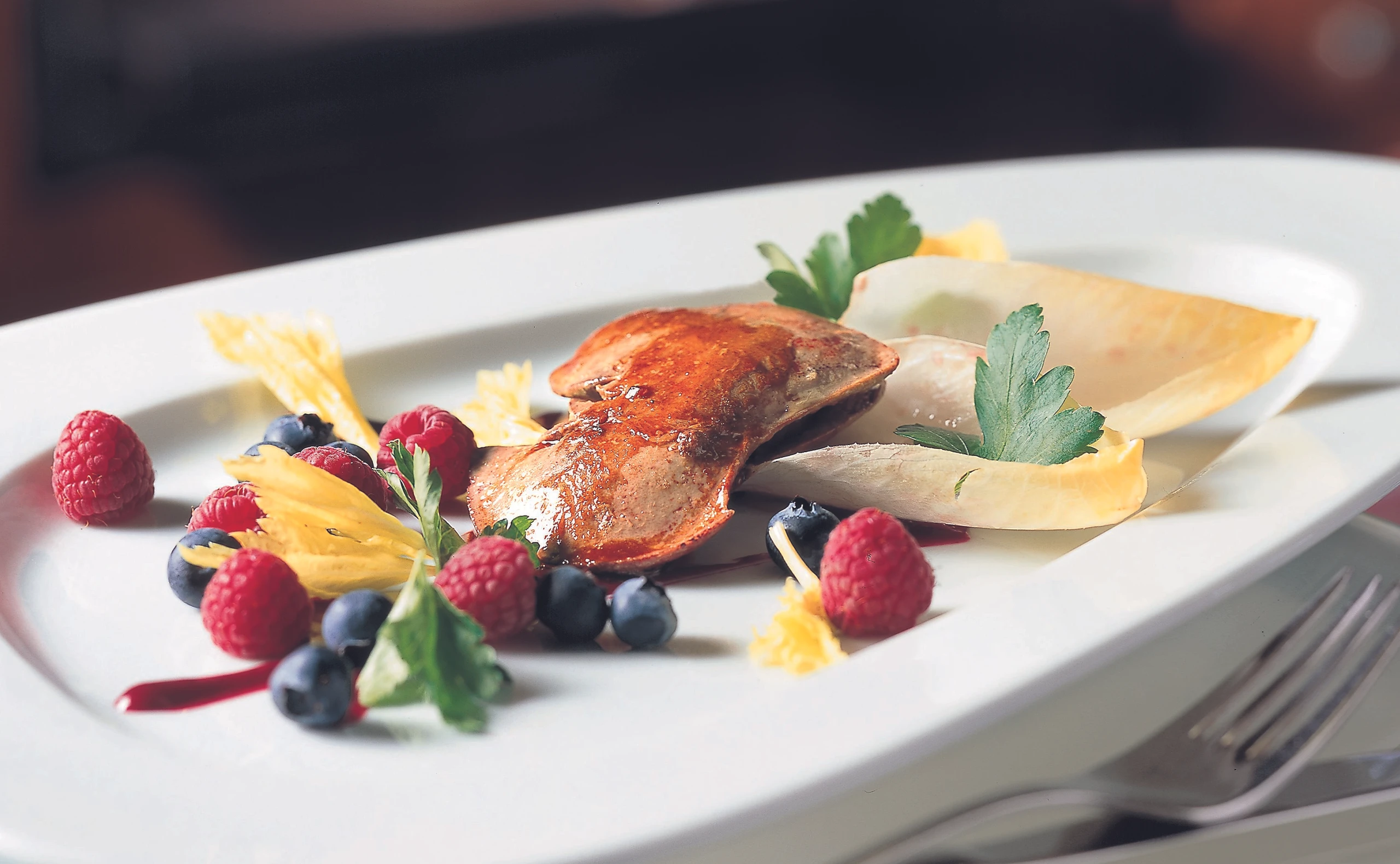 Kaninchenleber auf Salat und Himbeermark