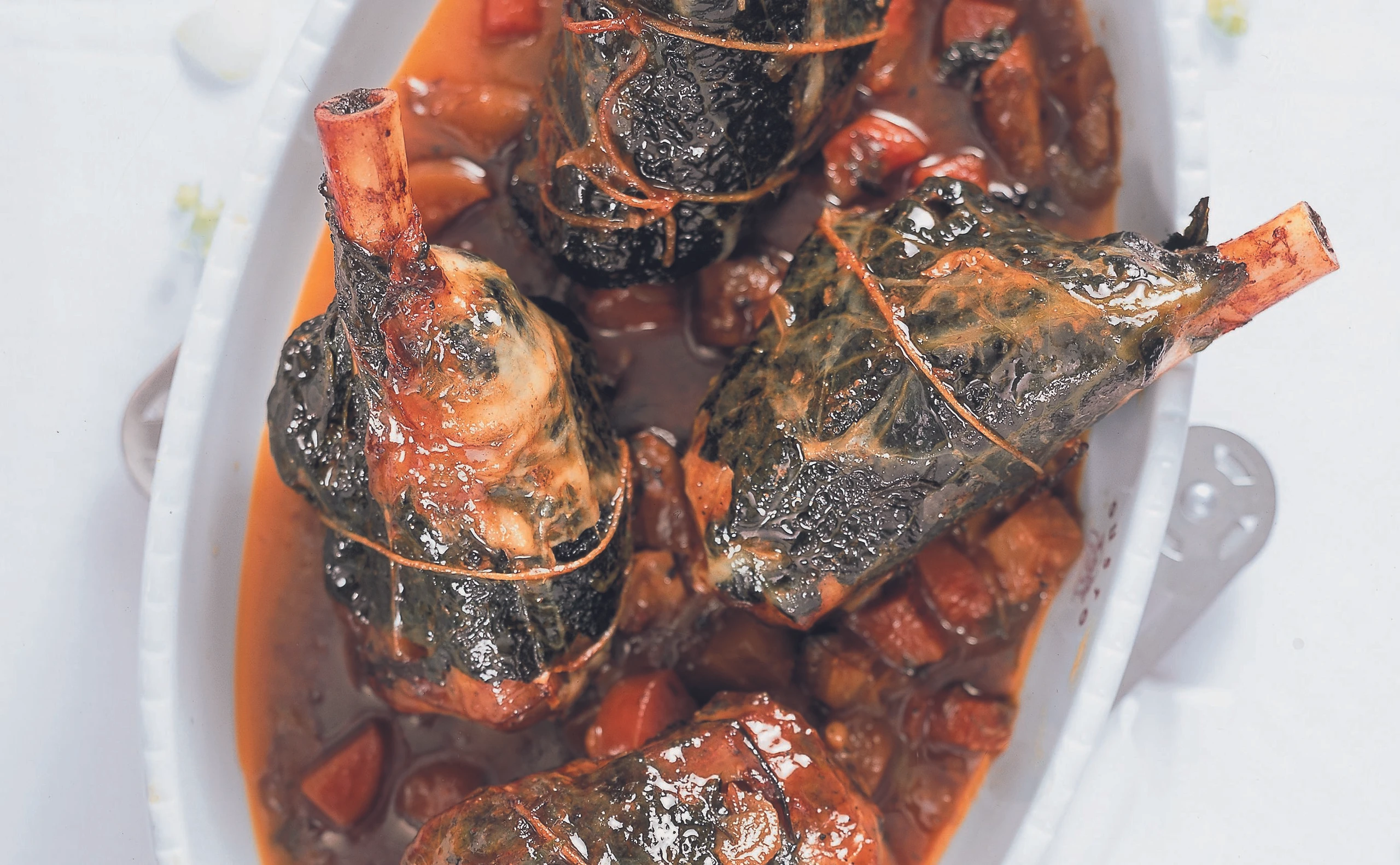 Geschmorte Lammstelzen im Kohlmantel