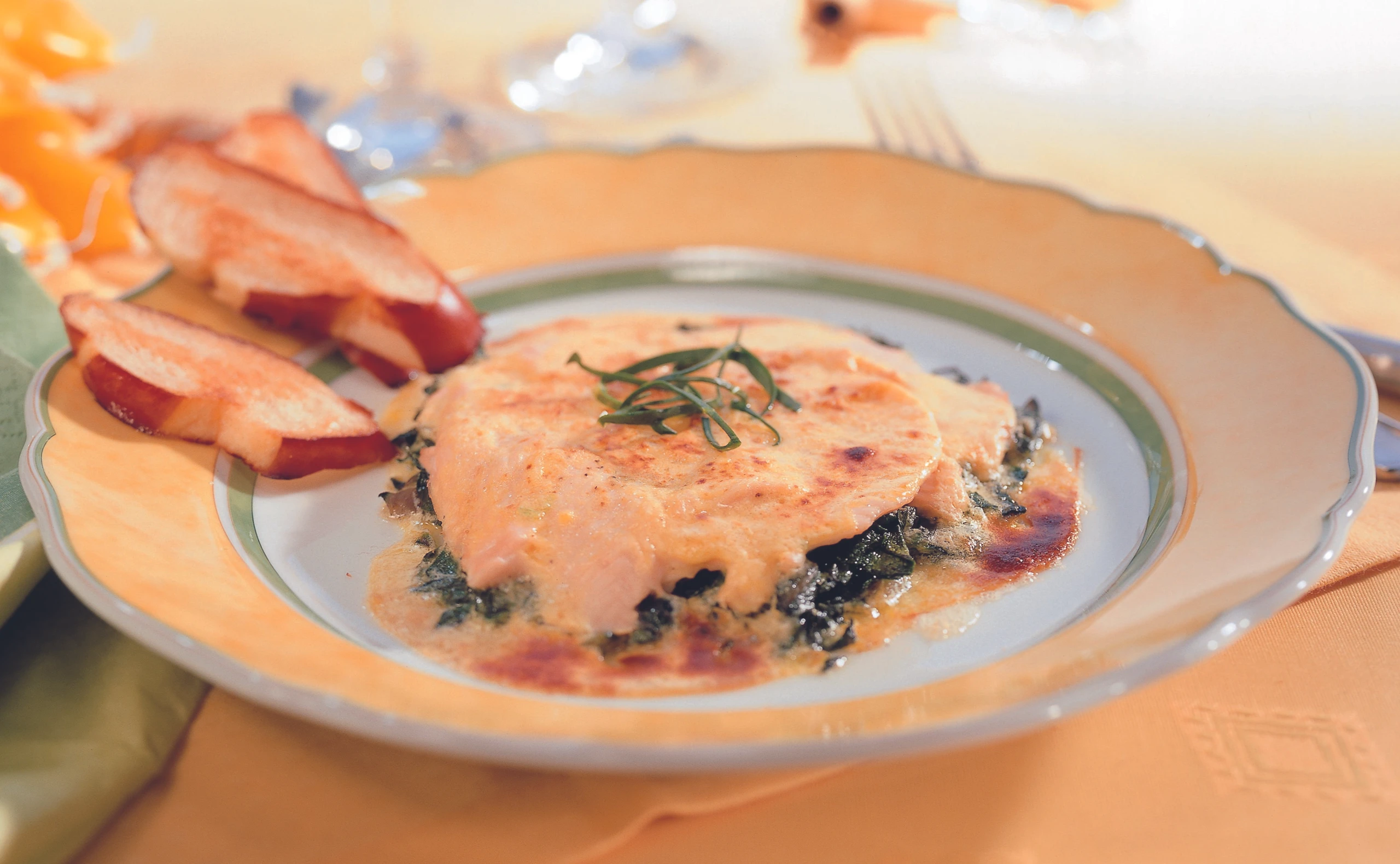 Überbackenes Lachsforellenfilet auf Mangold