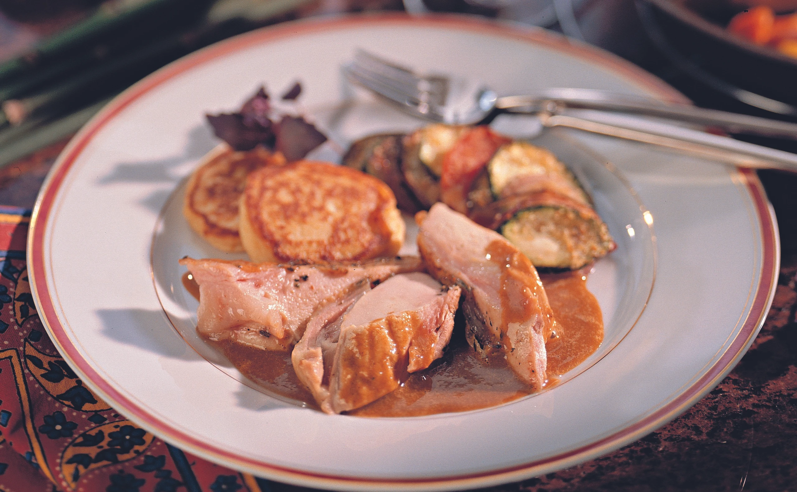 Gebratener Kaninchenrücken im Kräuternetz