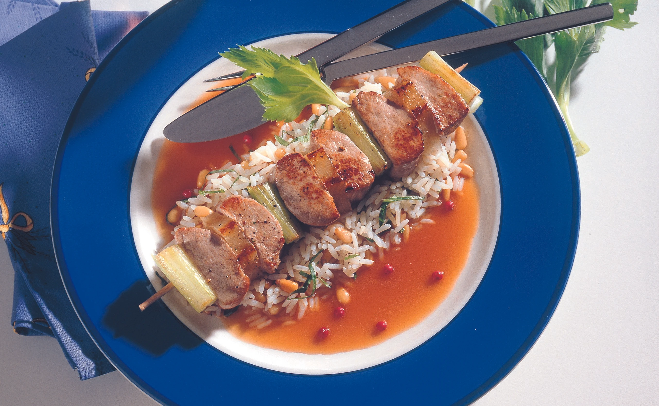 Fleischspieße mit Ananas und Sellerie