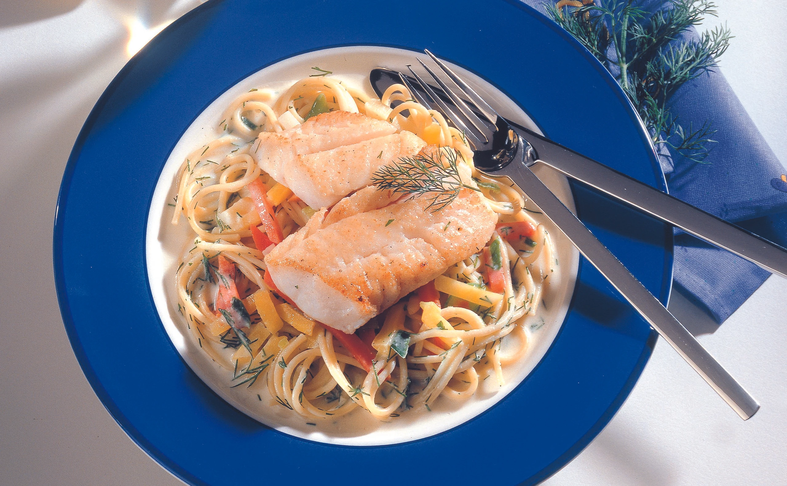 Gemüse-Spaghetti mit Kabeljaufilet