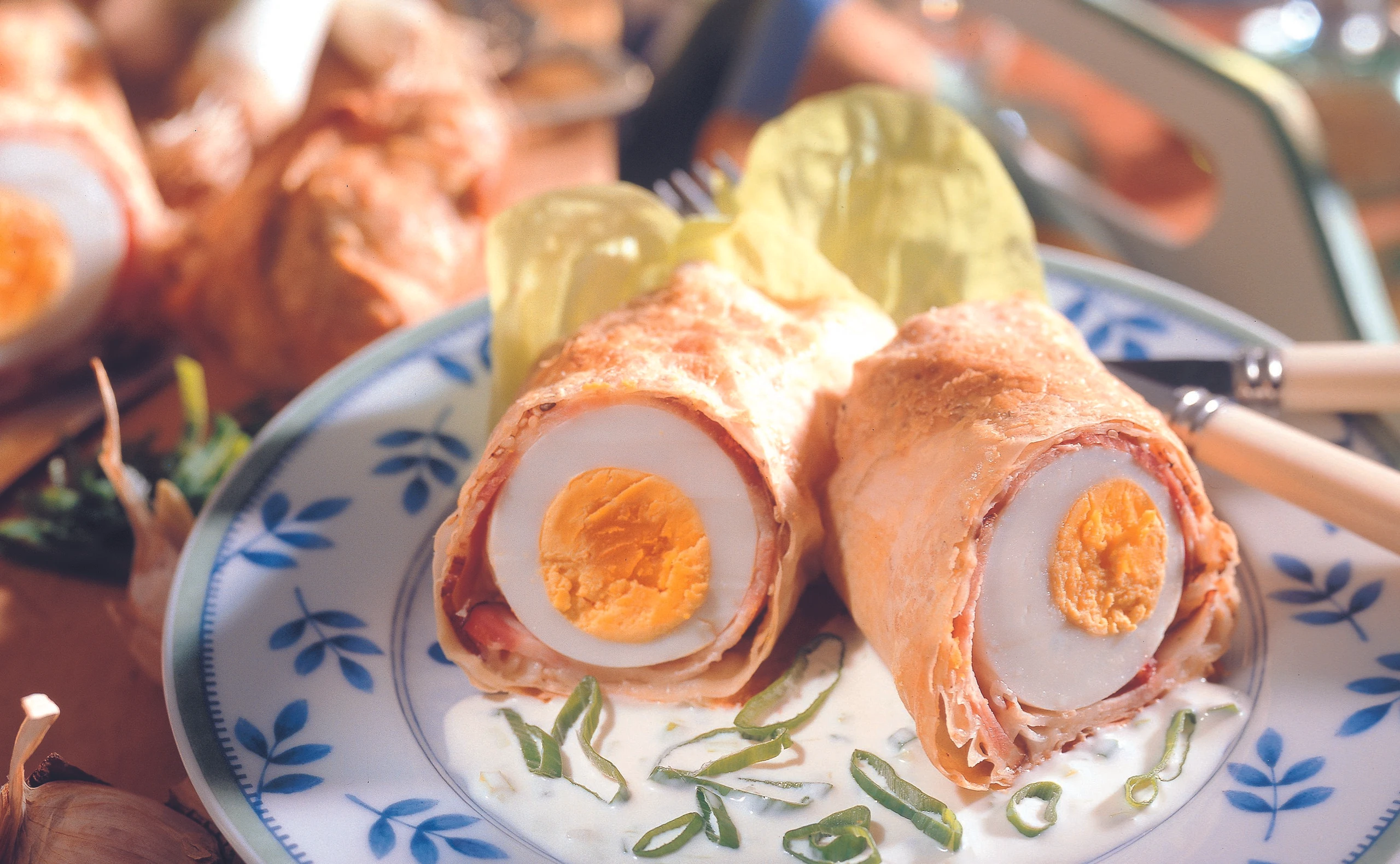 Eierstrudel mit Speck und Sesam