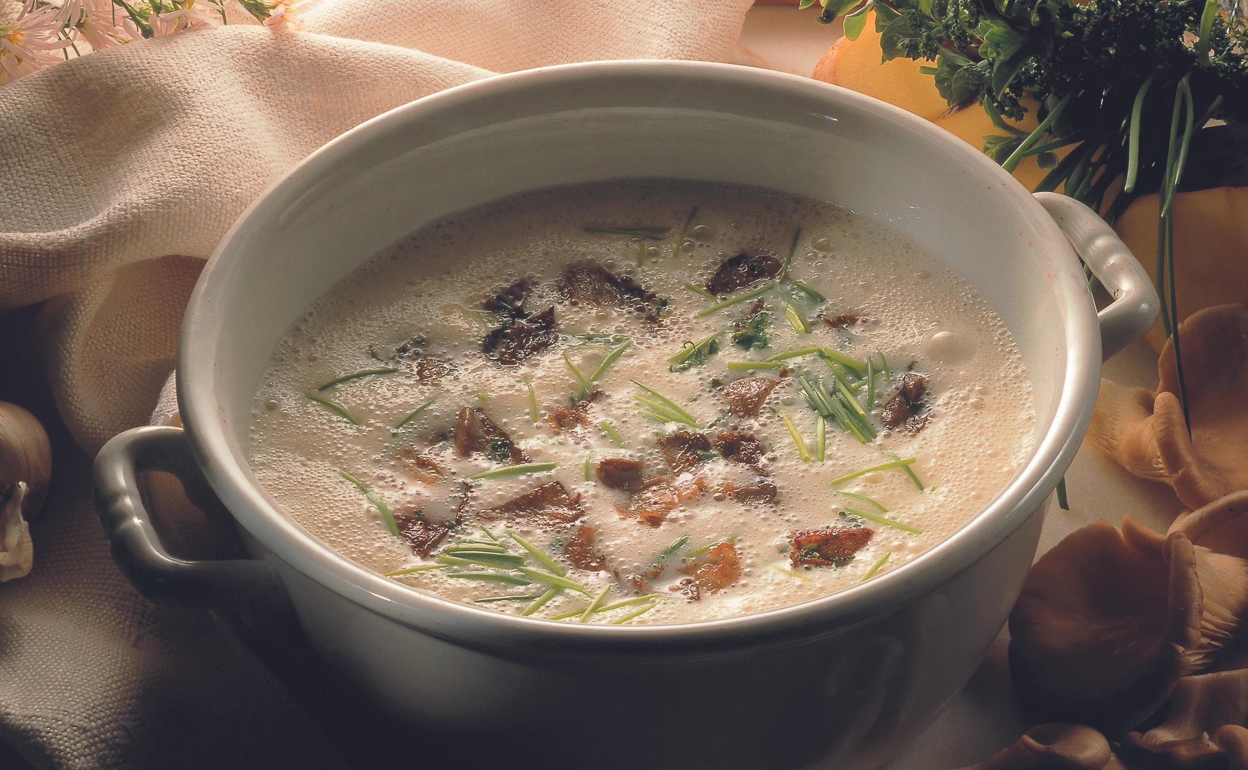 Erdäpfelsuppe mit Austernpilzen und Kräutern