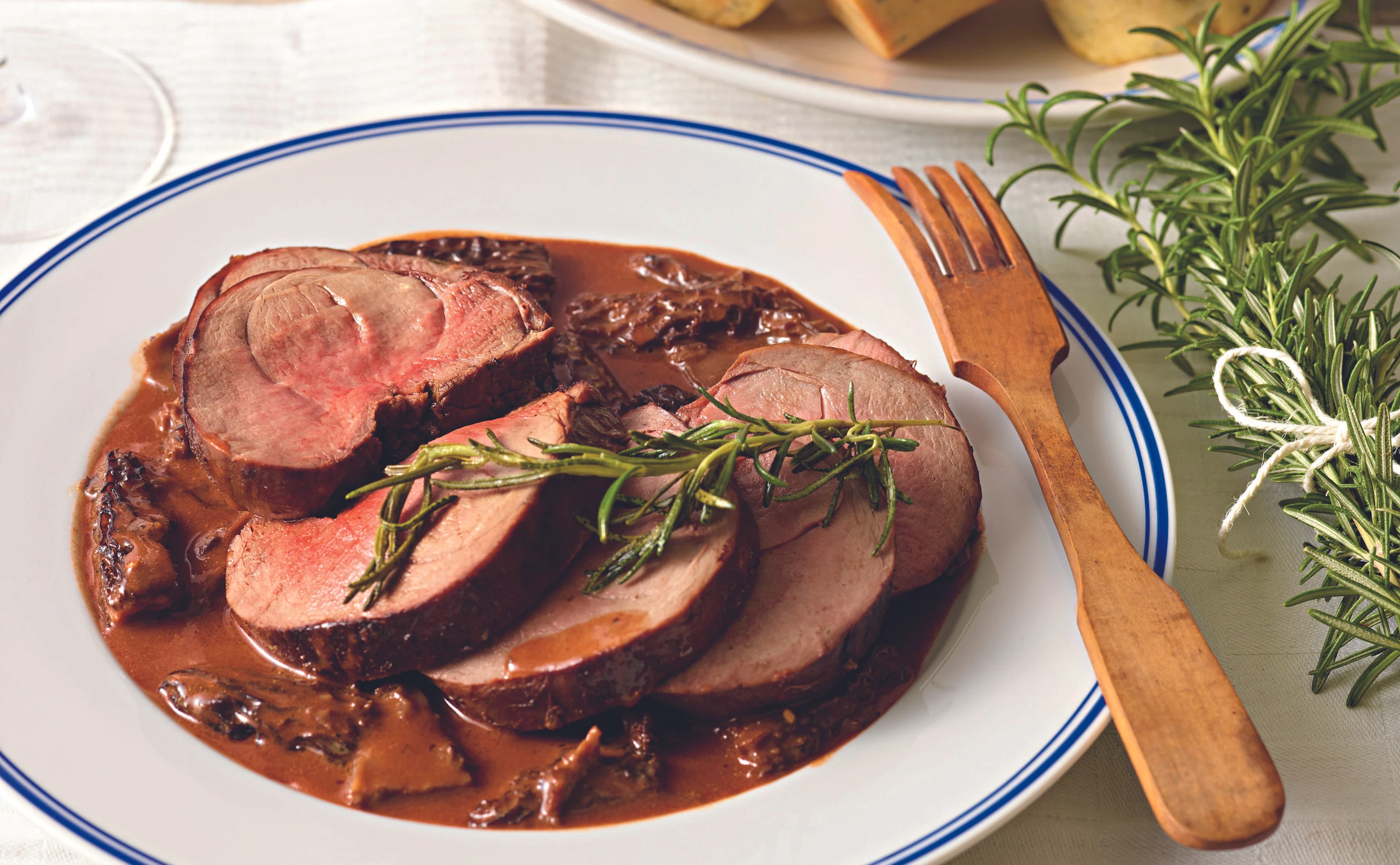 Rehbraten mit Morchelsauce und Erbsenmuffins