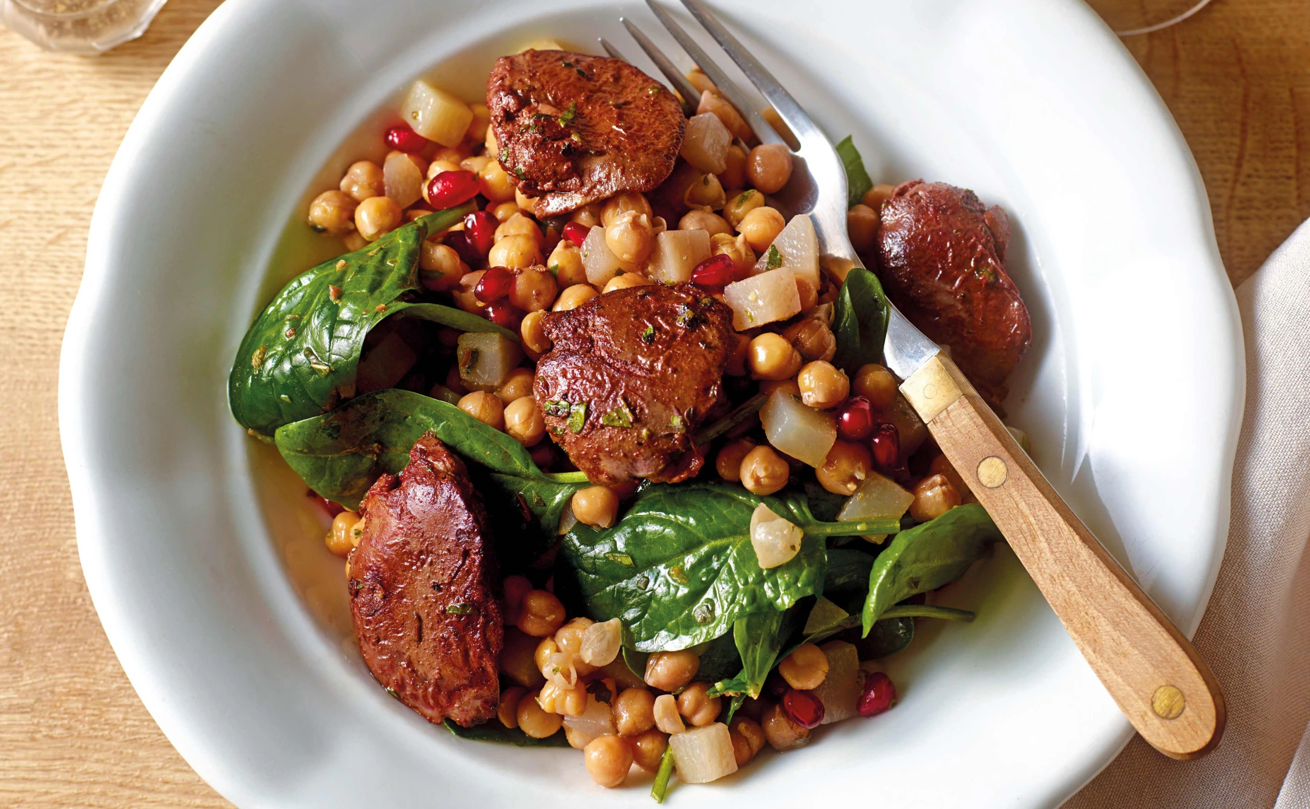 Kichererbsensalat mit Hühnerleber und Granatapfel-Dressing