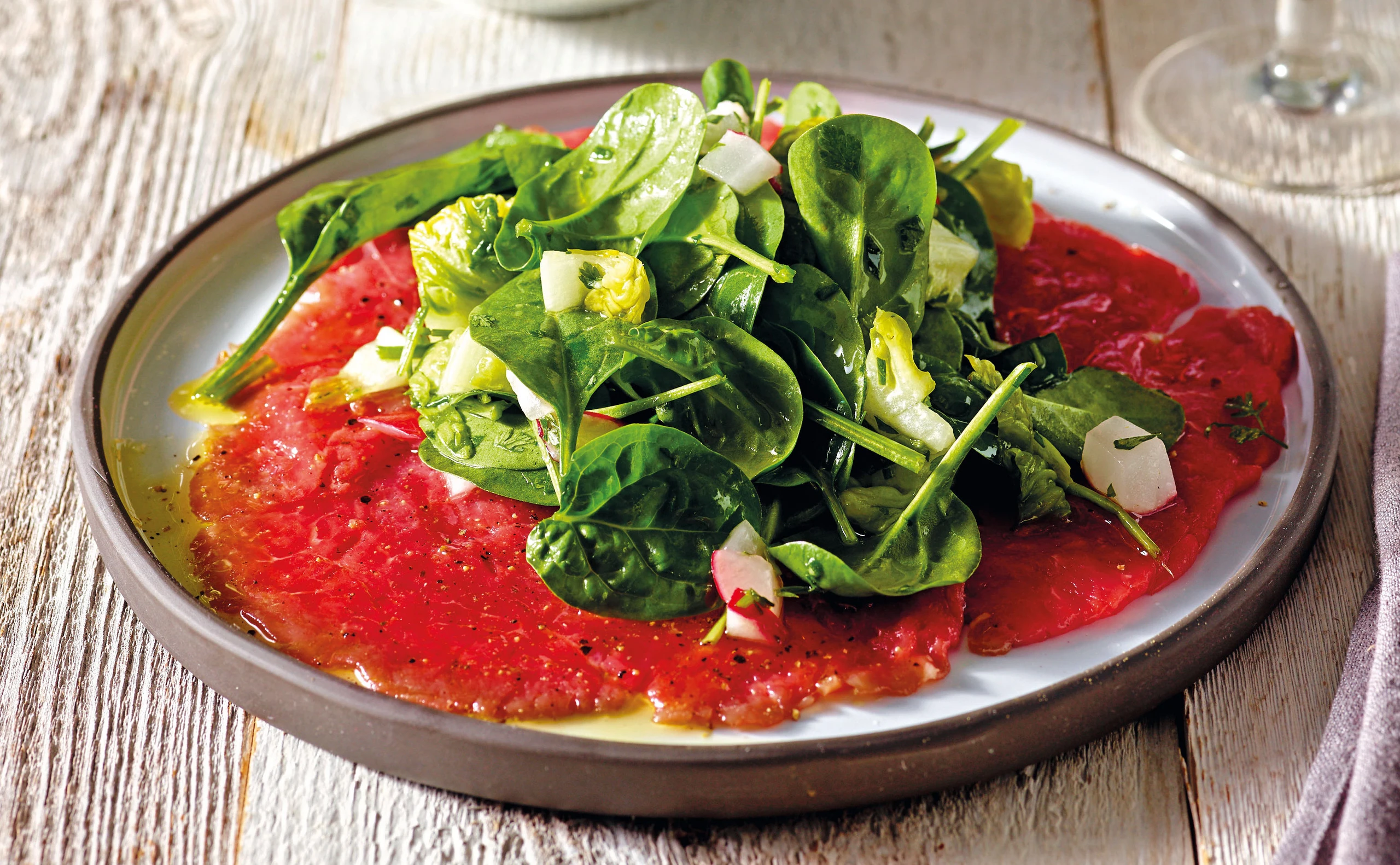 Carpaccio vom Rind mit Spinat-Kräutersalat