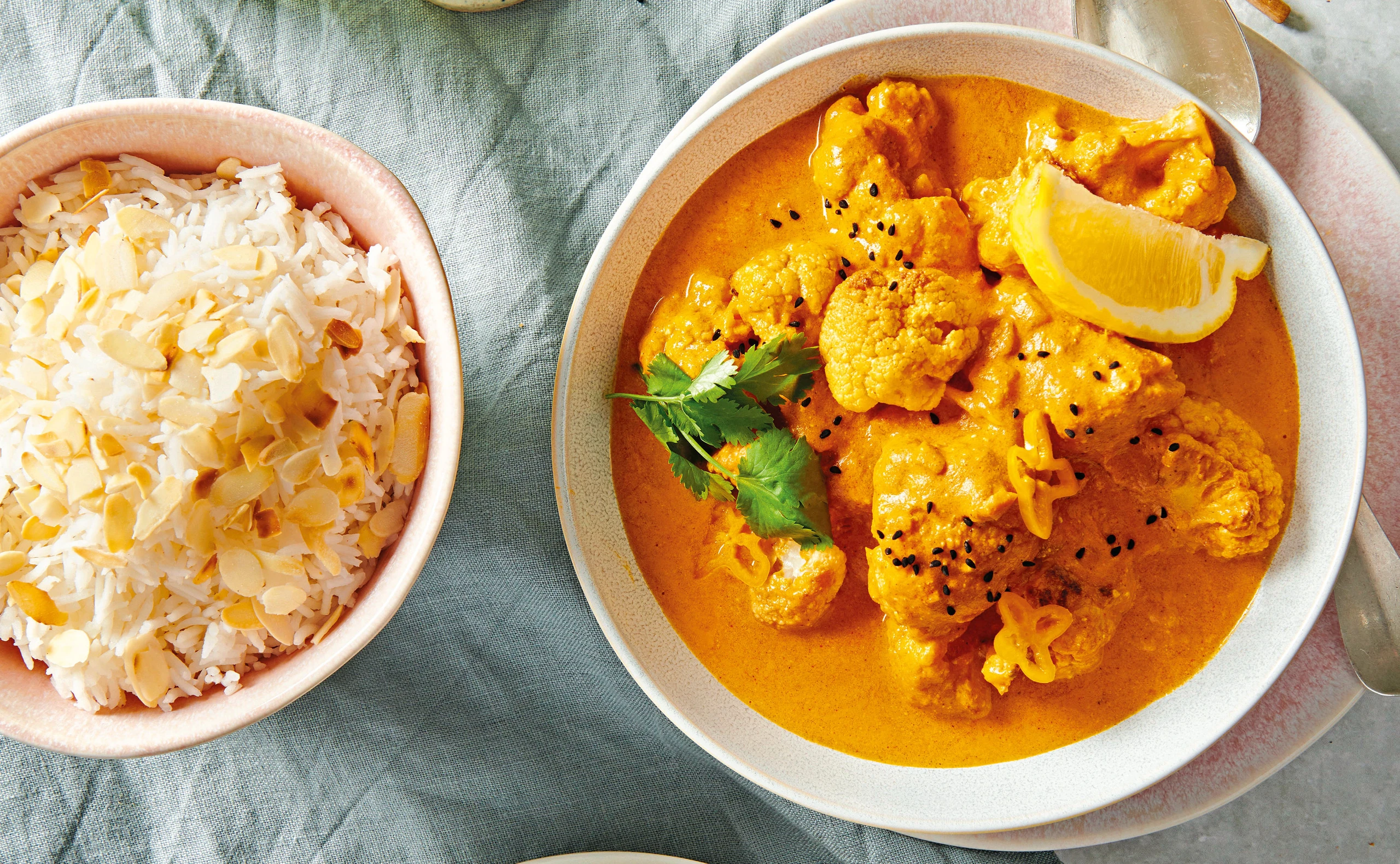 Cremiger Kokos-Karfiol mit Mandelreis