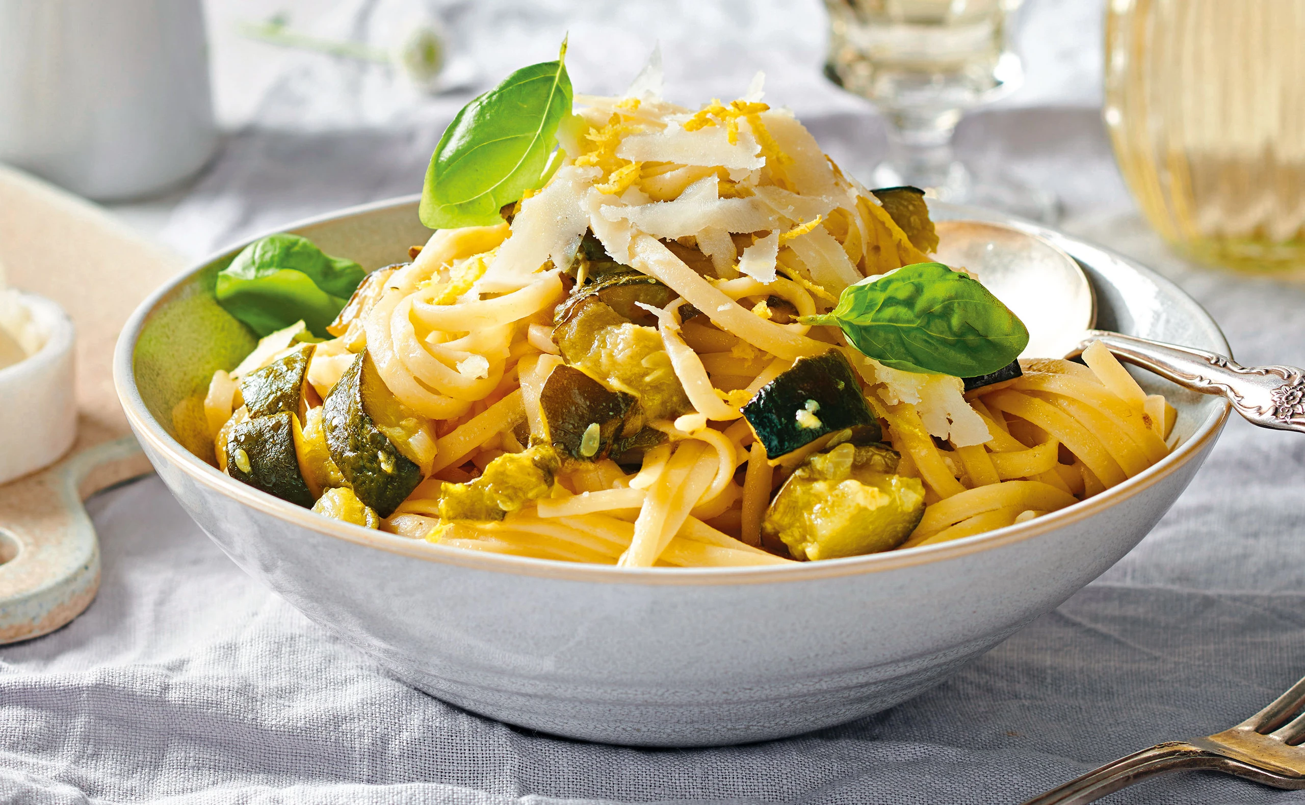 Linguine mit geschmorter Zucchini-Bolognese