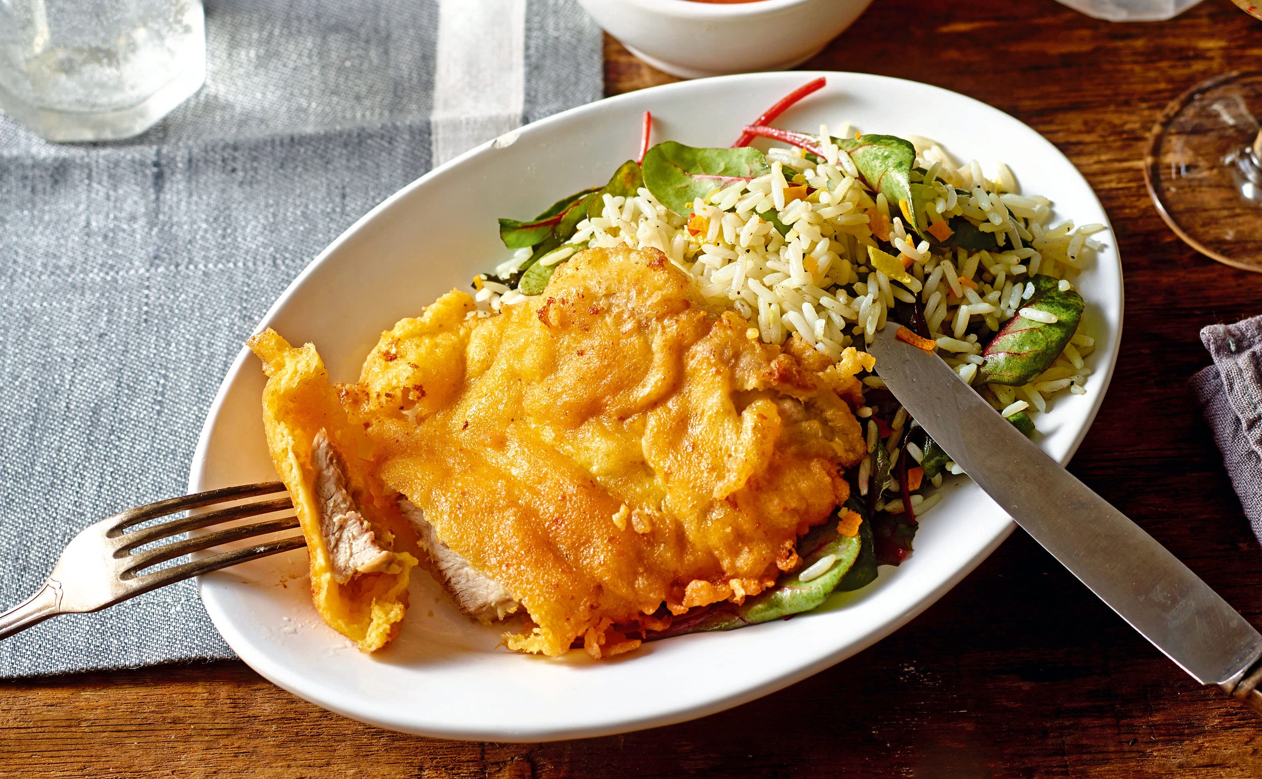 Mozzarella-Schnitzel mit Paradeisfond und Zitrus-Mangoldreis