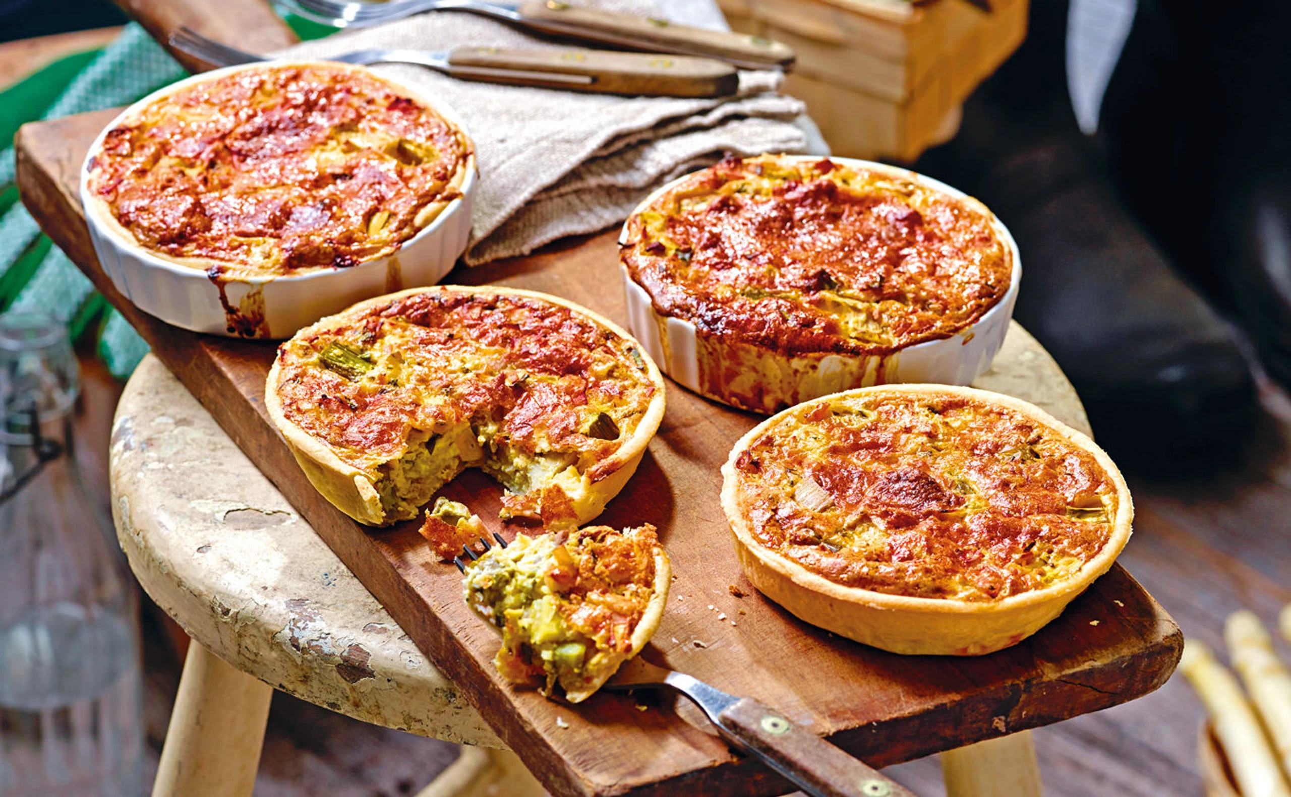 Miniquiche mit Spargel, Artischocken und Schinken