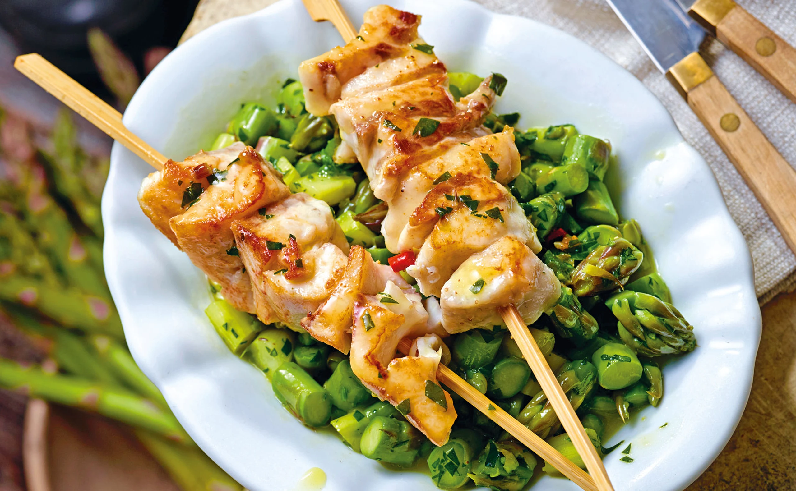 Fischspieße mit grünem Spargel, Limettensauce und Reis