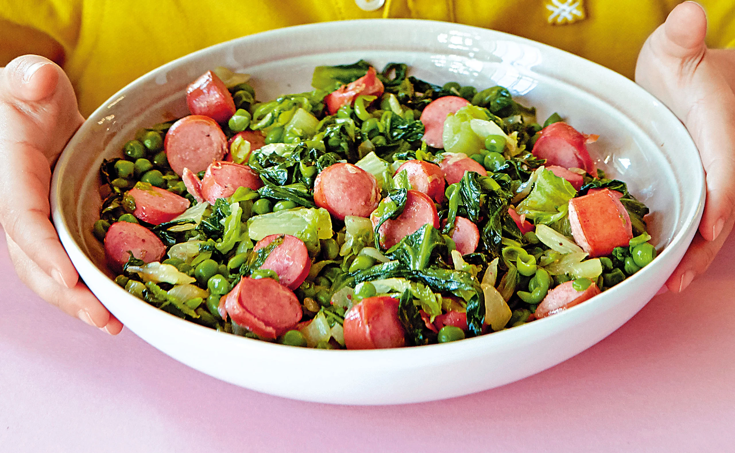 Erbsen mit Kochsalat und Würstel