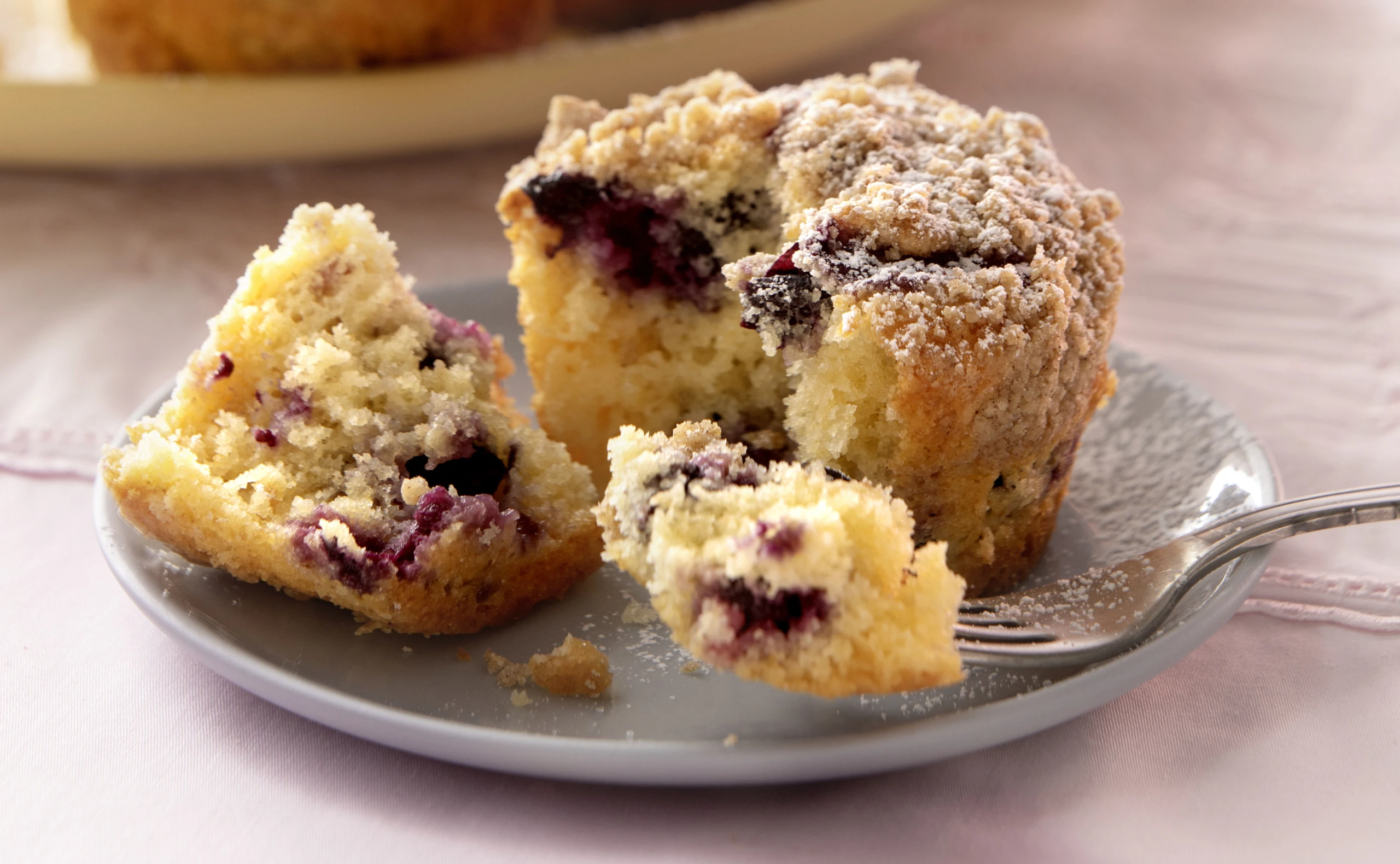 Heidelbeer-Muffins mit weißer Schokolade und Kardamomstreuseln