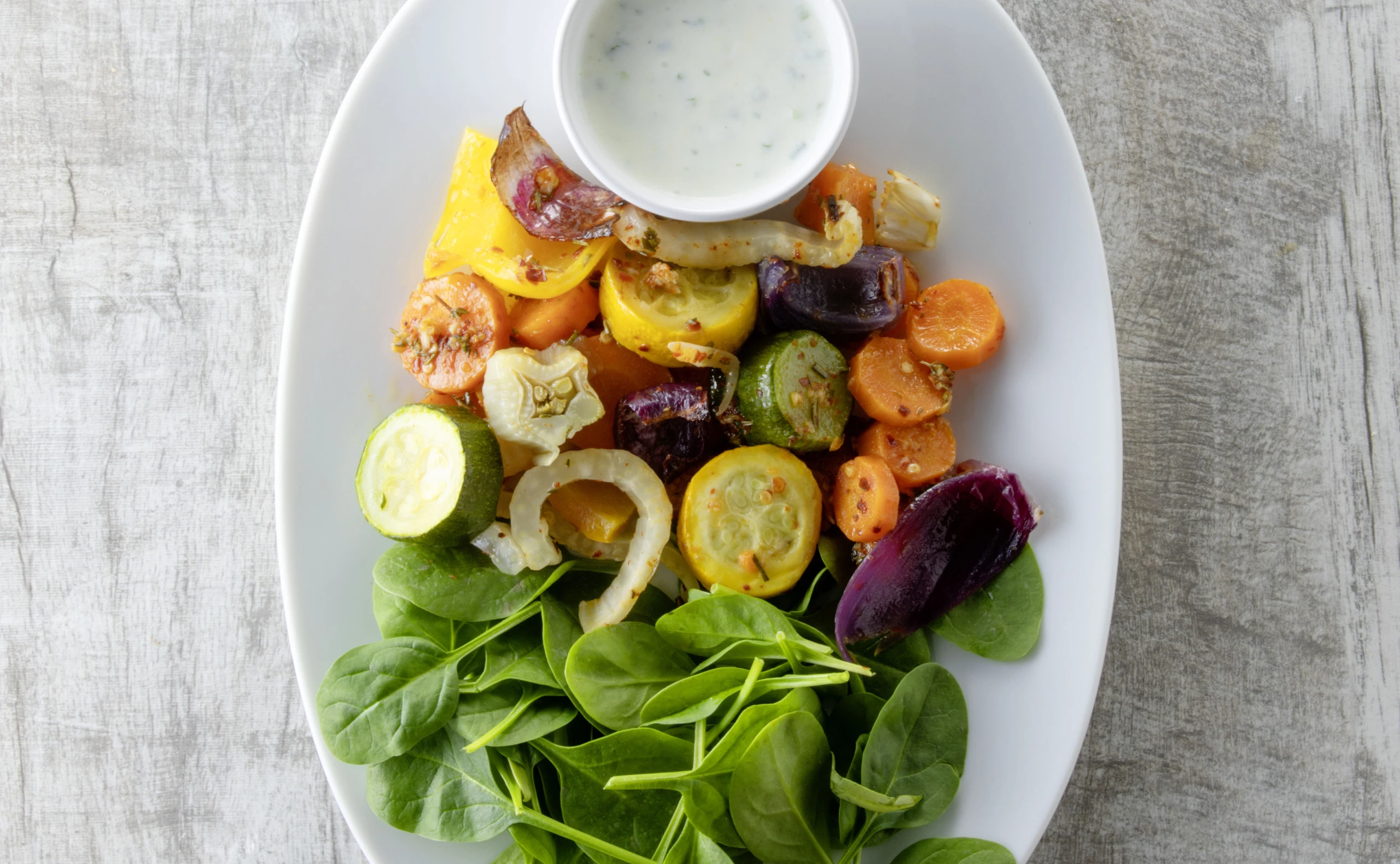 Gemüsesalat mit Spinat und Joghurtmarinade
