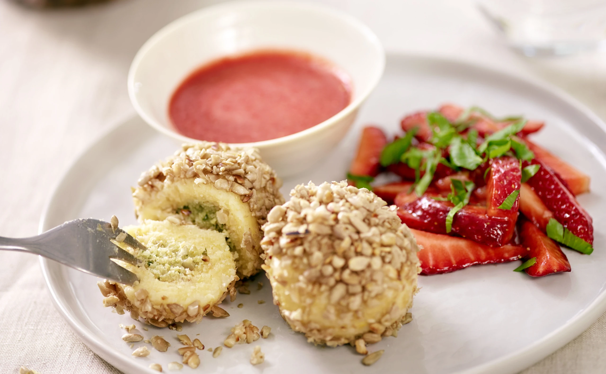 Erdäpfelknödel mit Käsefülle und Erdbeeren