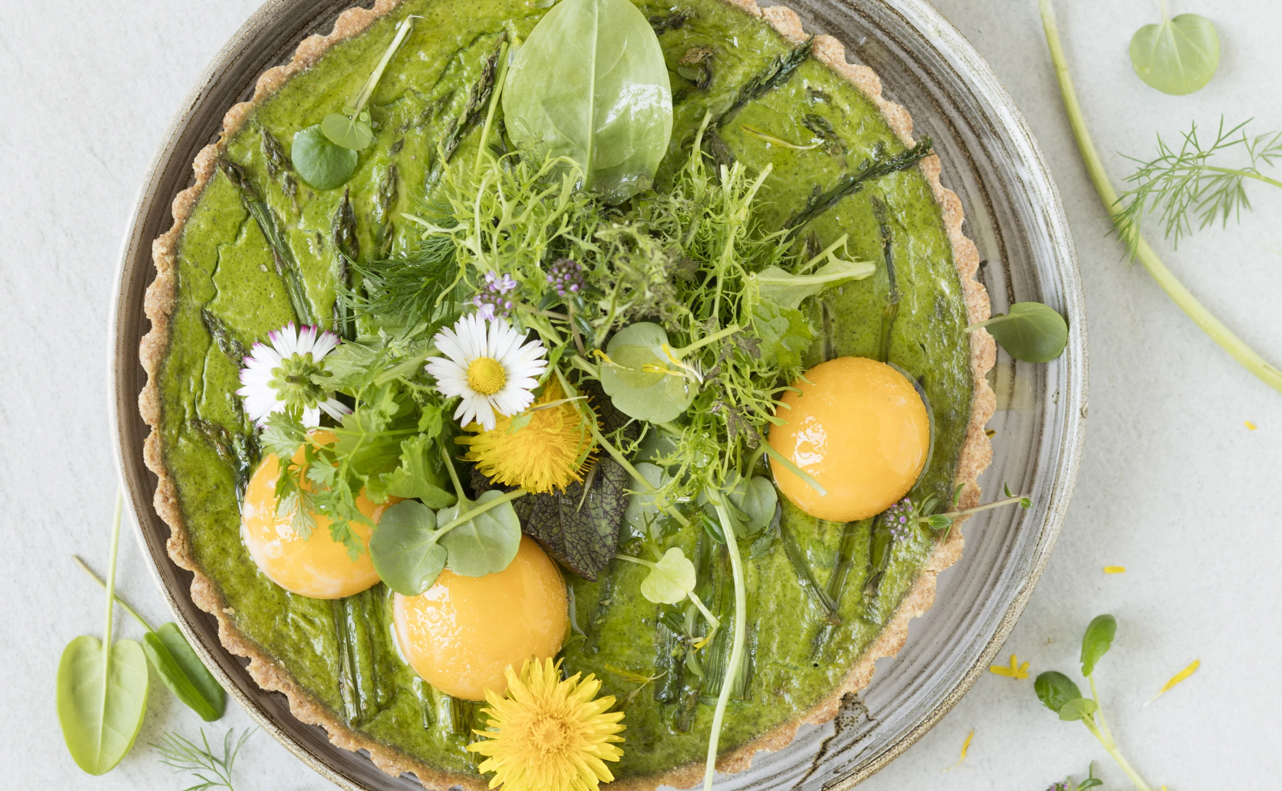 Frühlingskräuter-Tarte mit Spargel