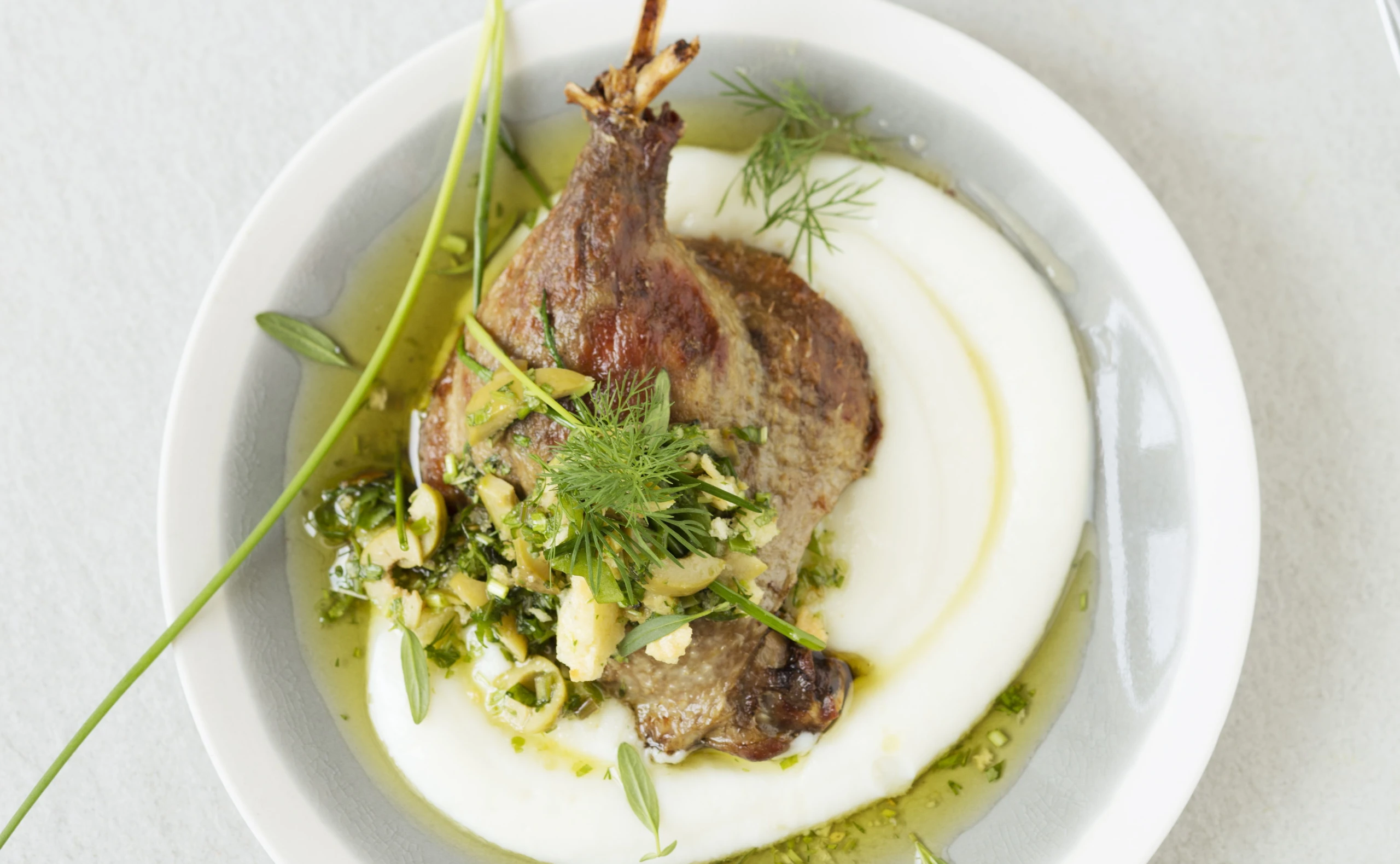 Entenkeule mit Oliven-Kräuter-Pistou