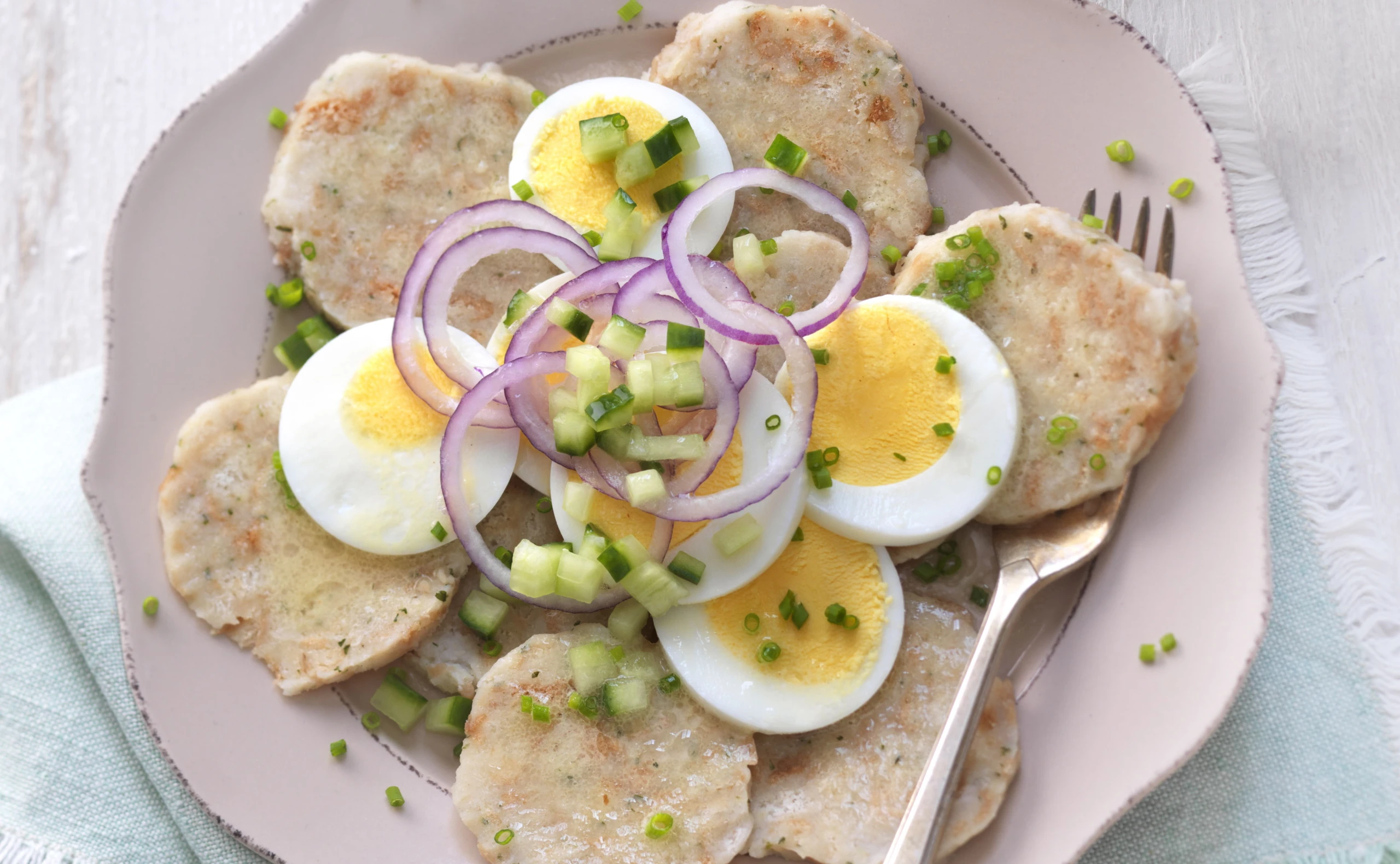 Knödelcarpaccio mit Ei