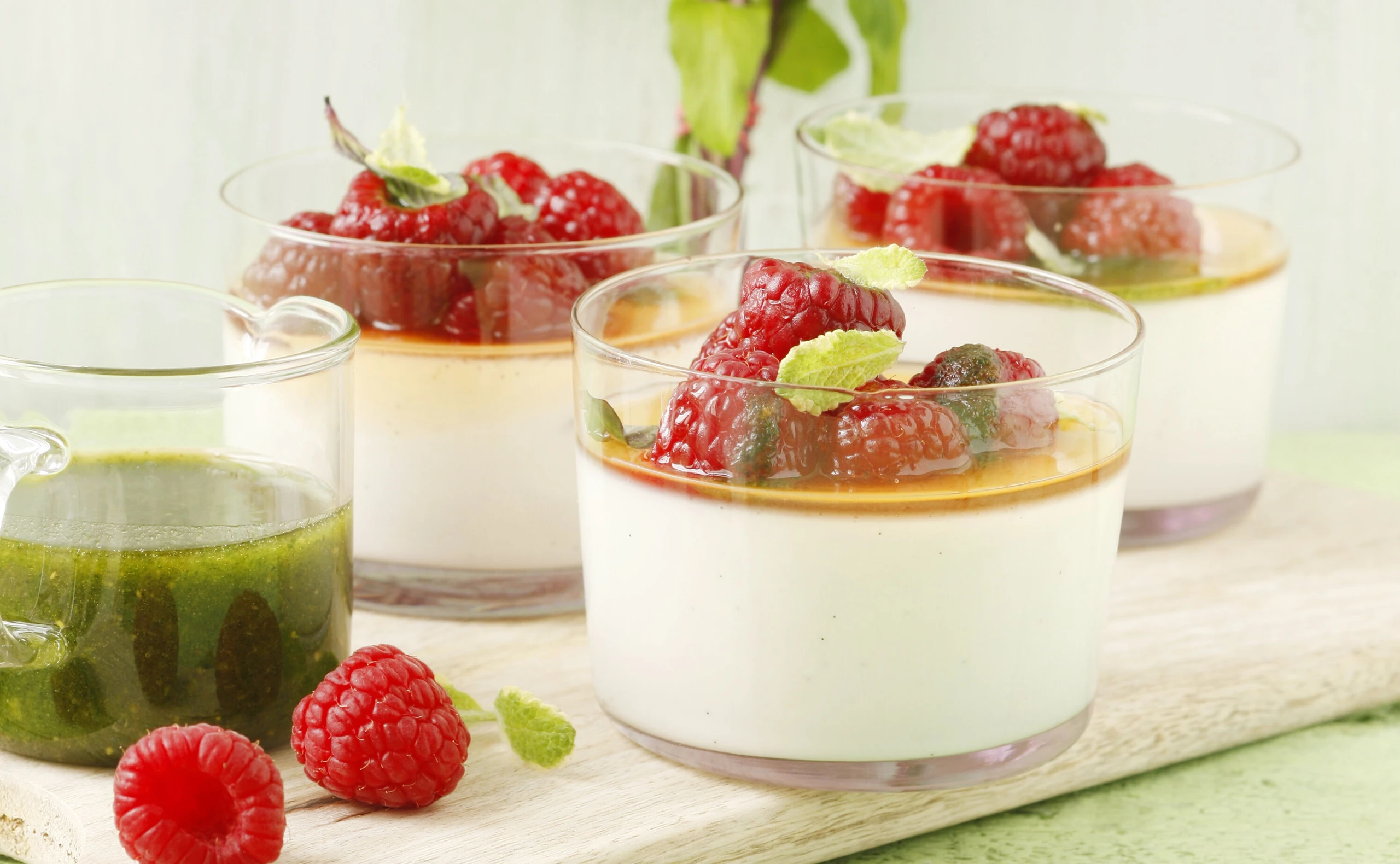 Joghurt-Panna cotta mit Minzepesto