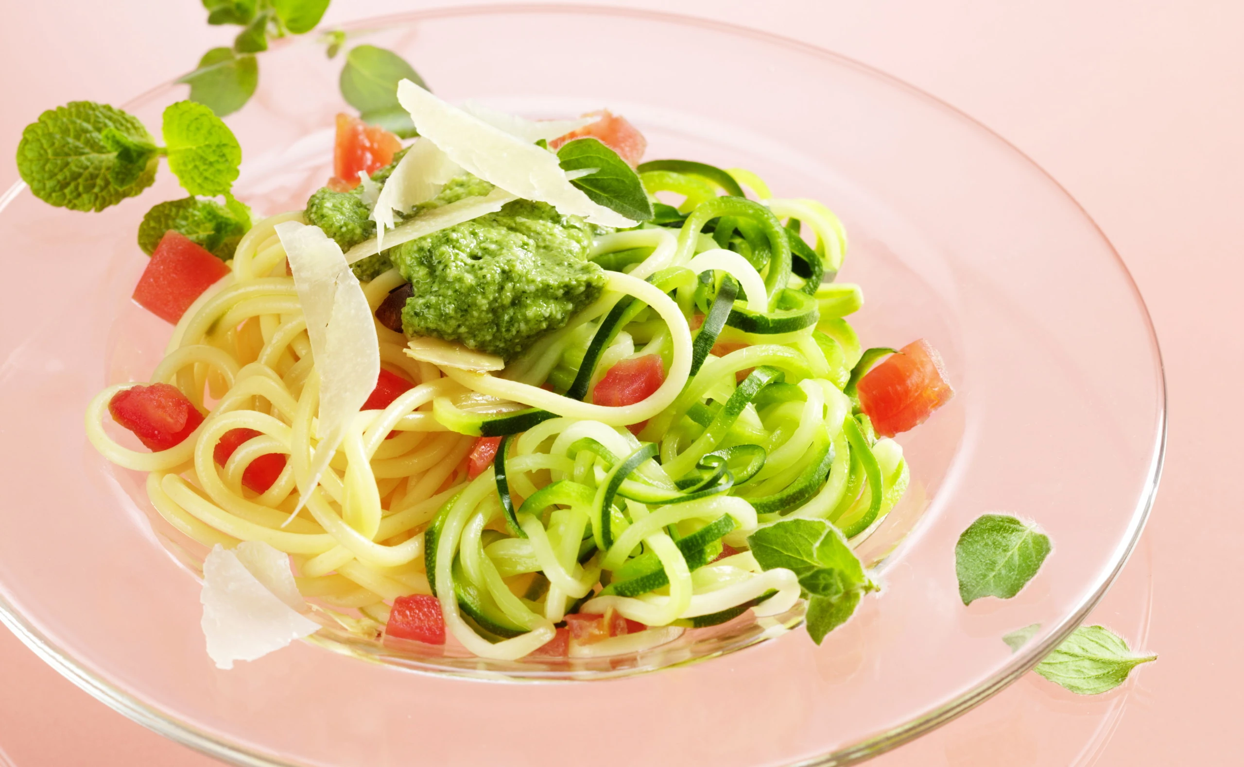 Zucchini-Spaghetti mit Kräuter-Pesto