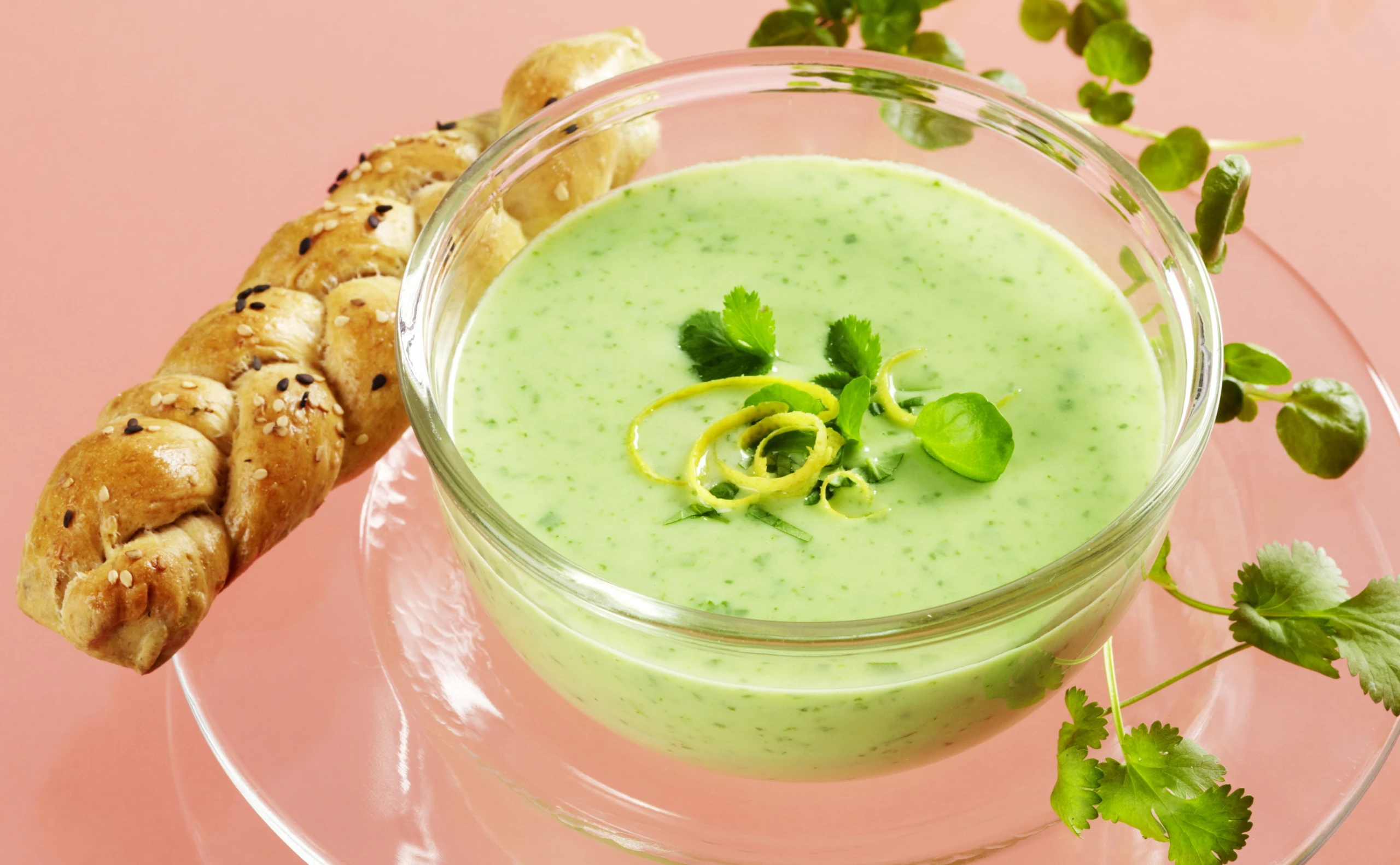 Kalte Avocadosuppe mit Thymian-Zöpfchen