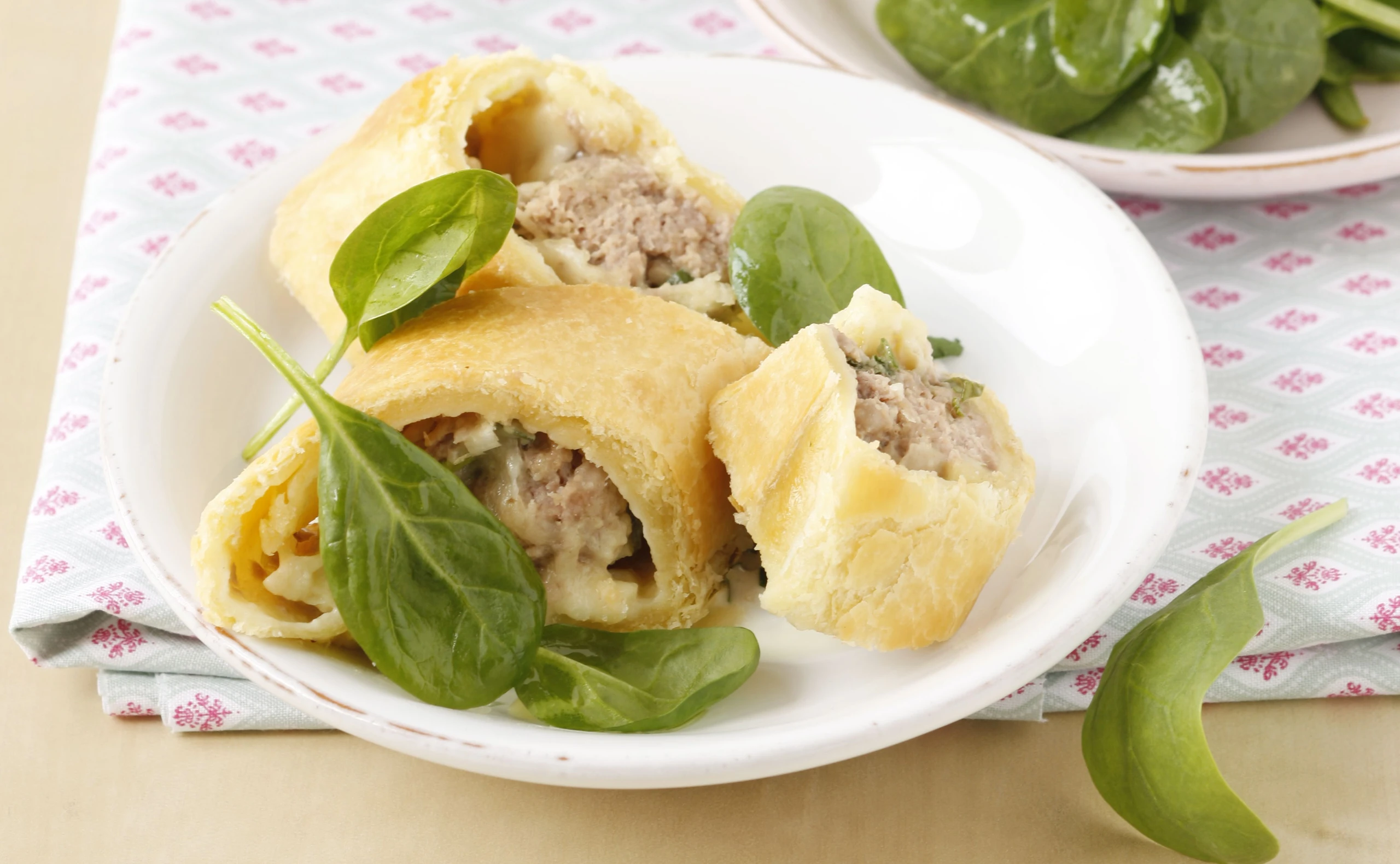 Fleisch-Mozzarellastrudel mit Kräutersauce